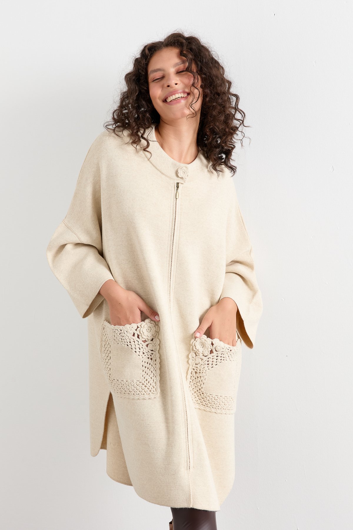 24060Kadın Dik Yaka Cebi Gül İşlemeli Fermuarlı Panço T.Melanj