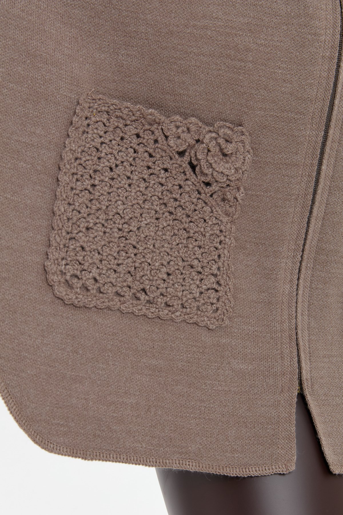 24059Kadın Dik Yaka Cebi Gül İşlemeli Fermuarlı Kısa Panço Vizon