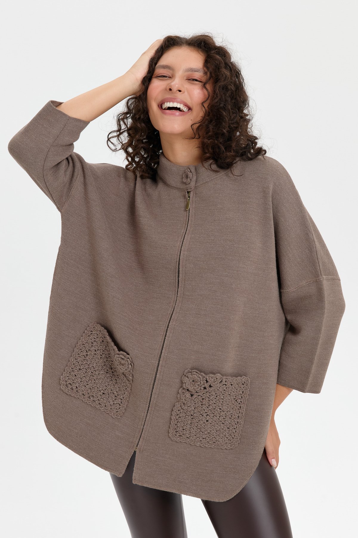 24059Kadın Dik Yaka Cebi Gül İşlemeli Fermuarlı Kısa Panço Vizon