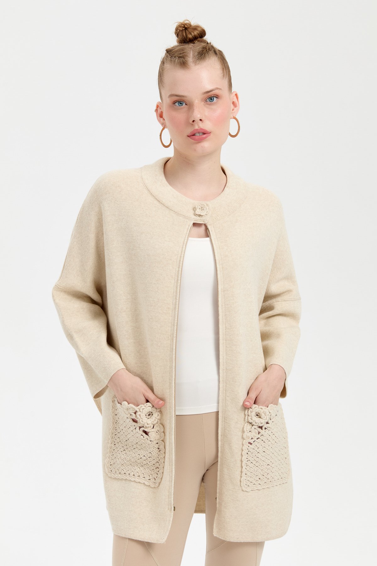 24059Kadın Dik Yaka Cebi Gül İşlemeli Fermuarlı Kısa Panço T.Melanj