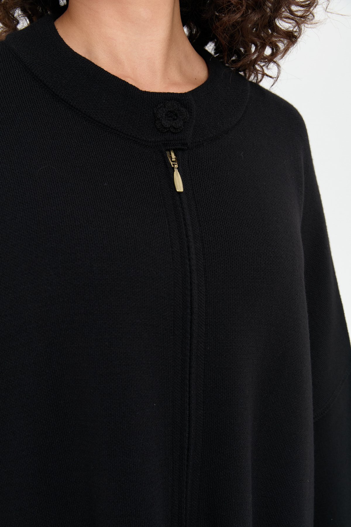 24060Kadın Dik Yaka Cebi Gül İşlemeli Fermuarlı Panço Siyah