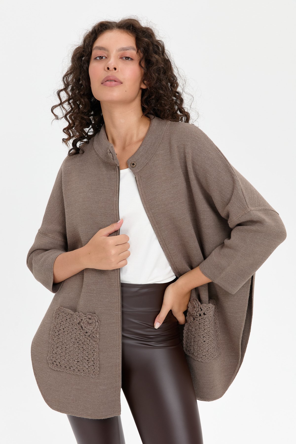 24059Kadın Dik Yaka Cebi Gül İşlemeli Fermuarlı Kısa Panço Vizon