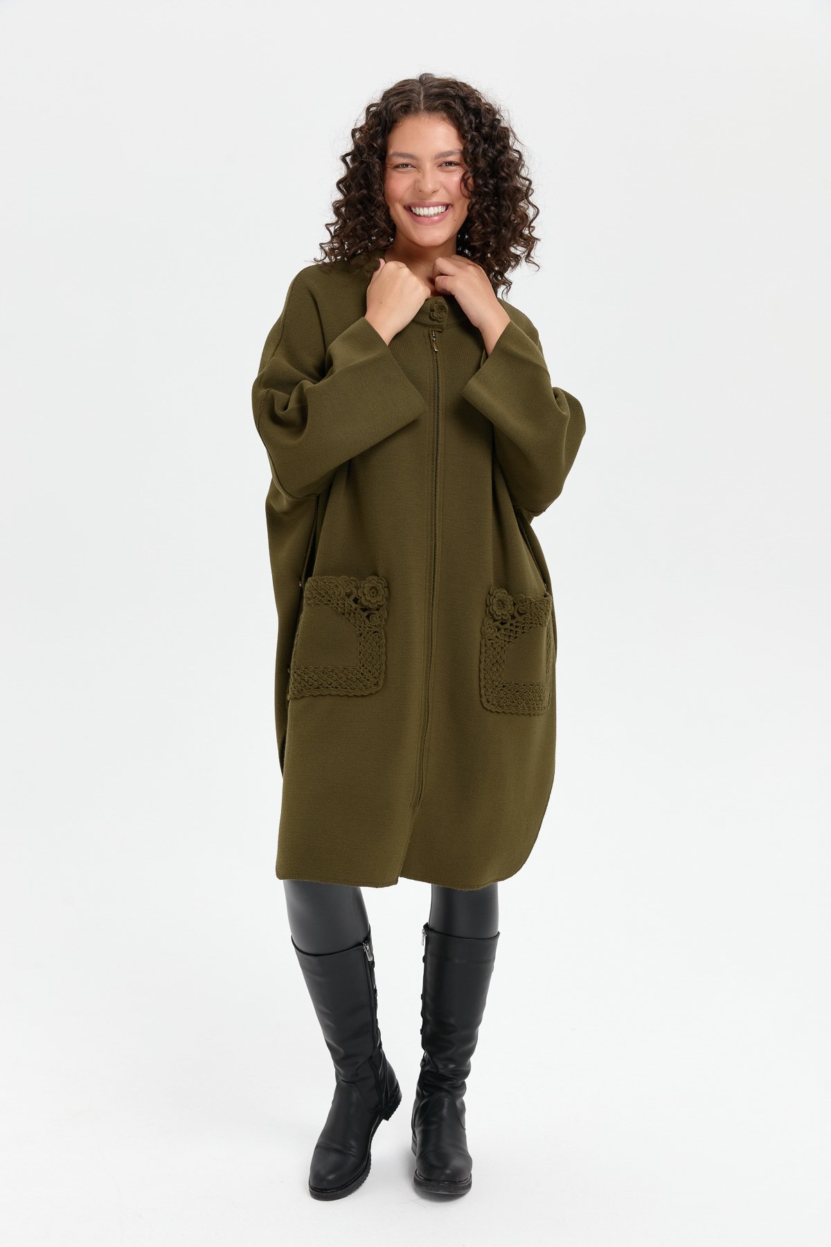 24060Kadın Dik Yaka Cebi Gül İşlemeli Fermuarlı Panço Haki