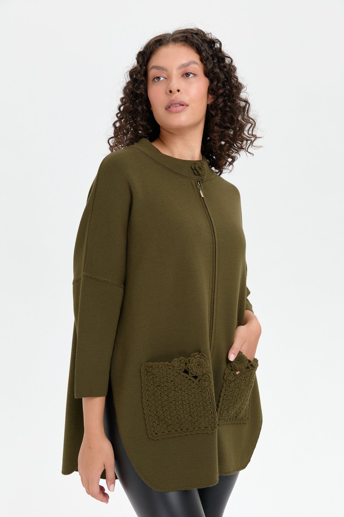 24059Kadın Dik Yaka Cebi Gül İşlemeli Fermuarlı Kısa Panço Haki