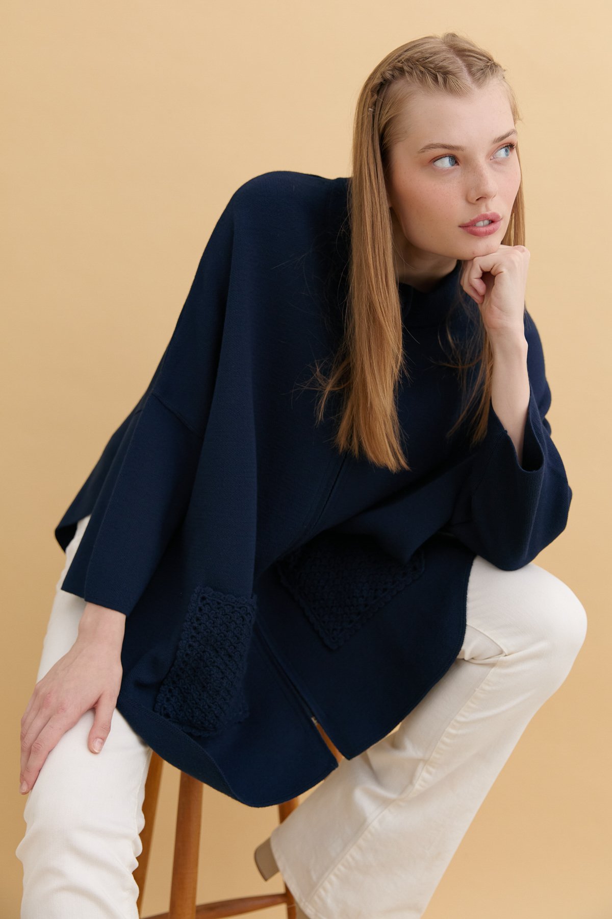 24059Kadın Dik Yaka Cebi Gül İşlemeli Fermuarlı Kısa Panço Lacivert