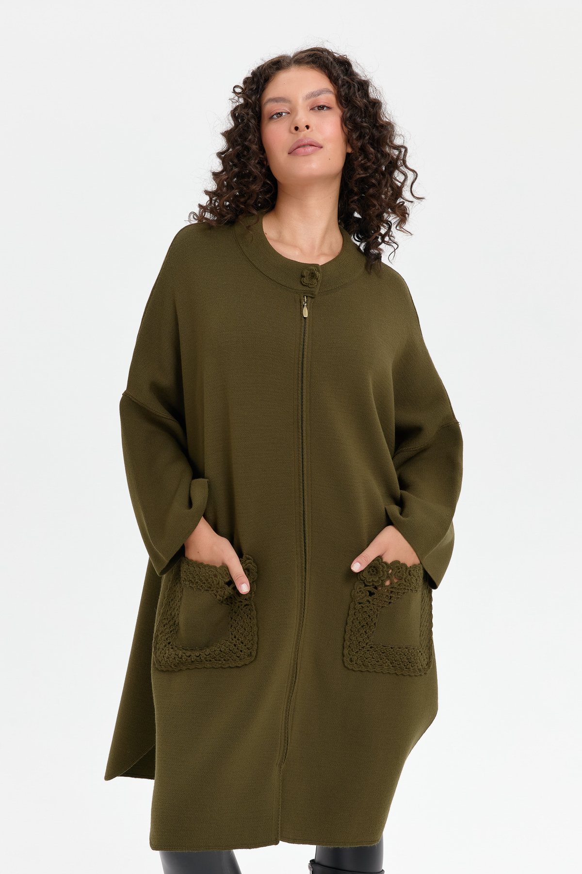 24060Kadın Dik Yaka Cebi Gül İşlemeli Fermuarlı Panço Haki