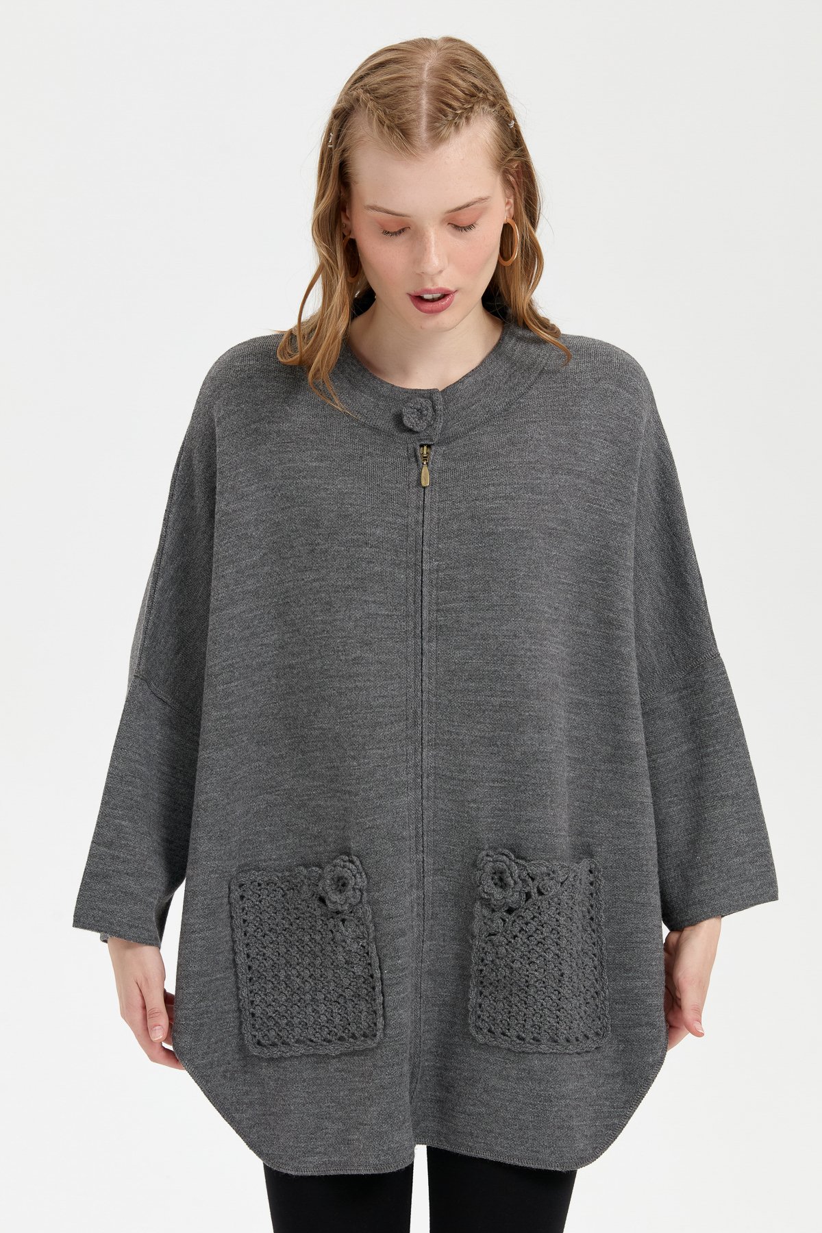 24059Kadın Dik Yaka Cebi Gül İşlemeli Fermuarlı Kısa Panço Gri Melanj