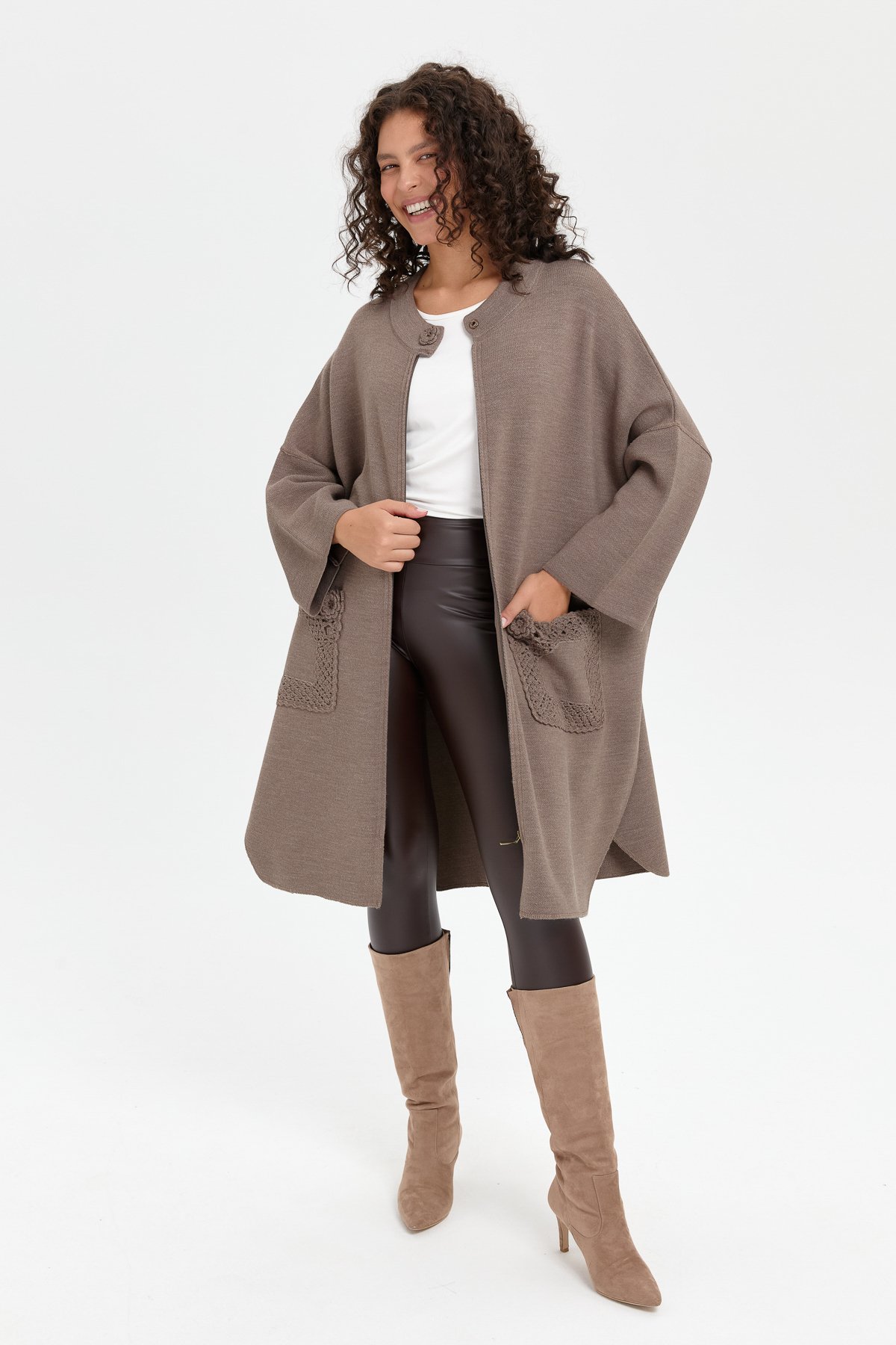 24060Kadın Dik Yaka Cebi Gül İşlemeli Fermuarlı Panço Vizon