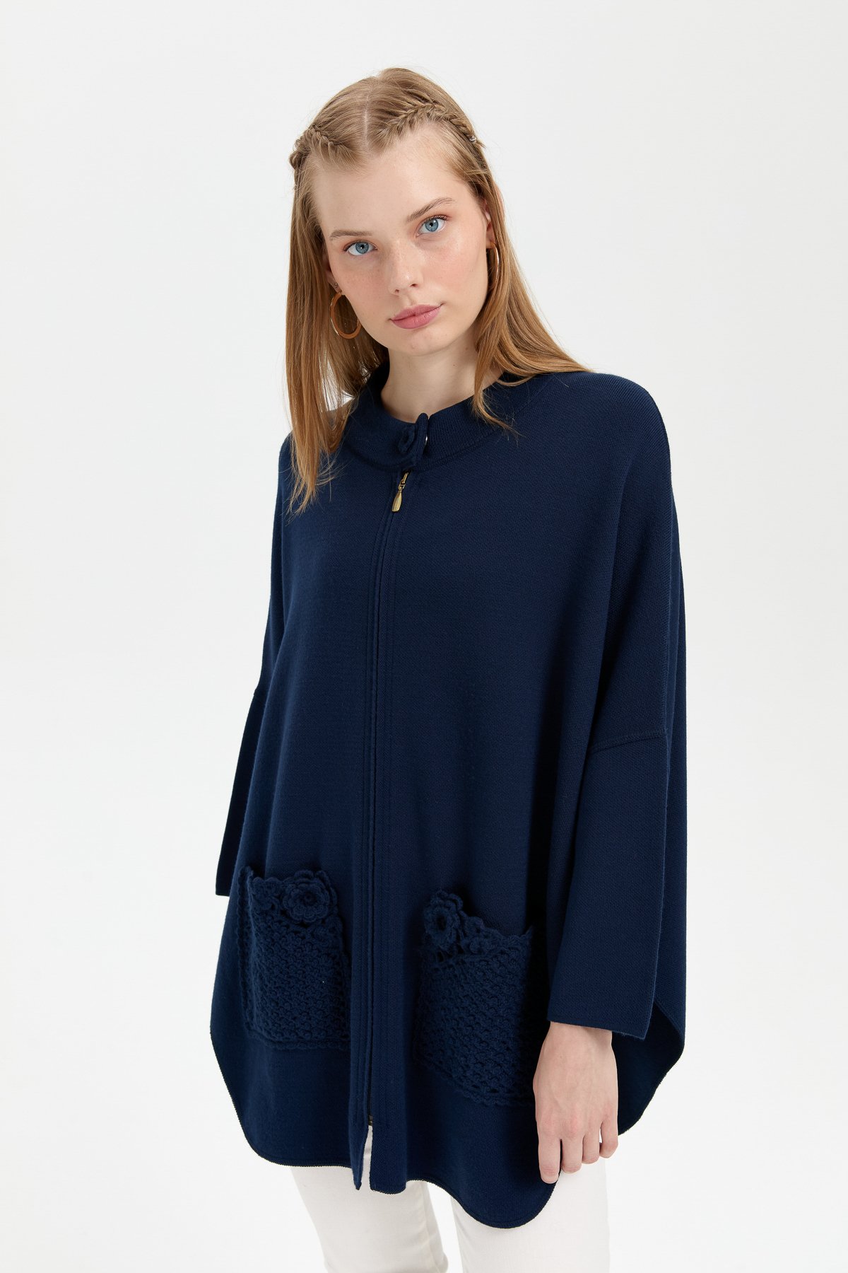 24059Kadın Dik Yaka Cebi Gül İşlemeli Fermuarlı Kısa Panço Lacivert