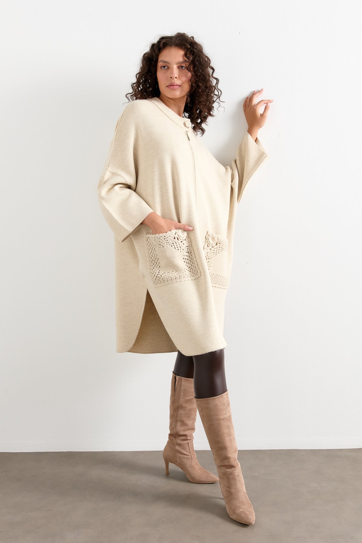 24060Kadın Dik Yaka Cebi Gül İşlemeli Fermuarlı Panço T.Melanj