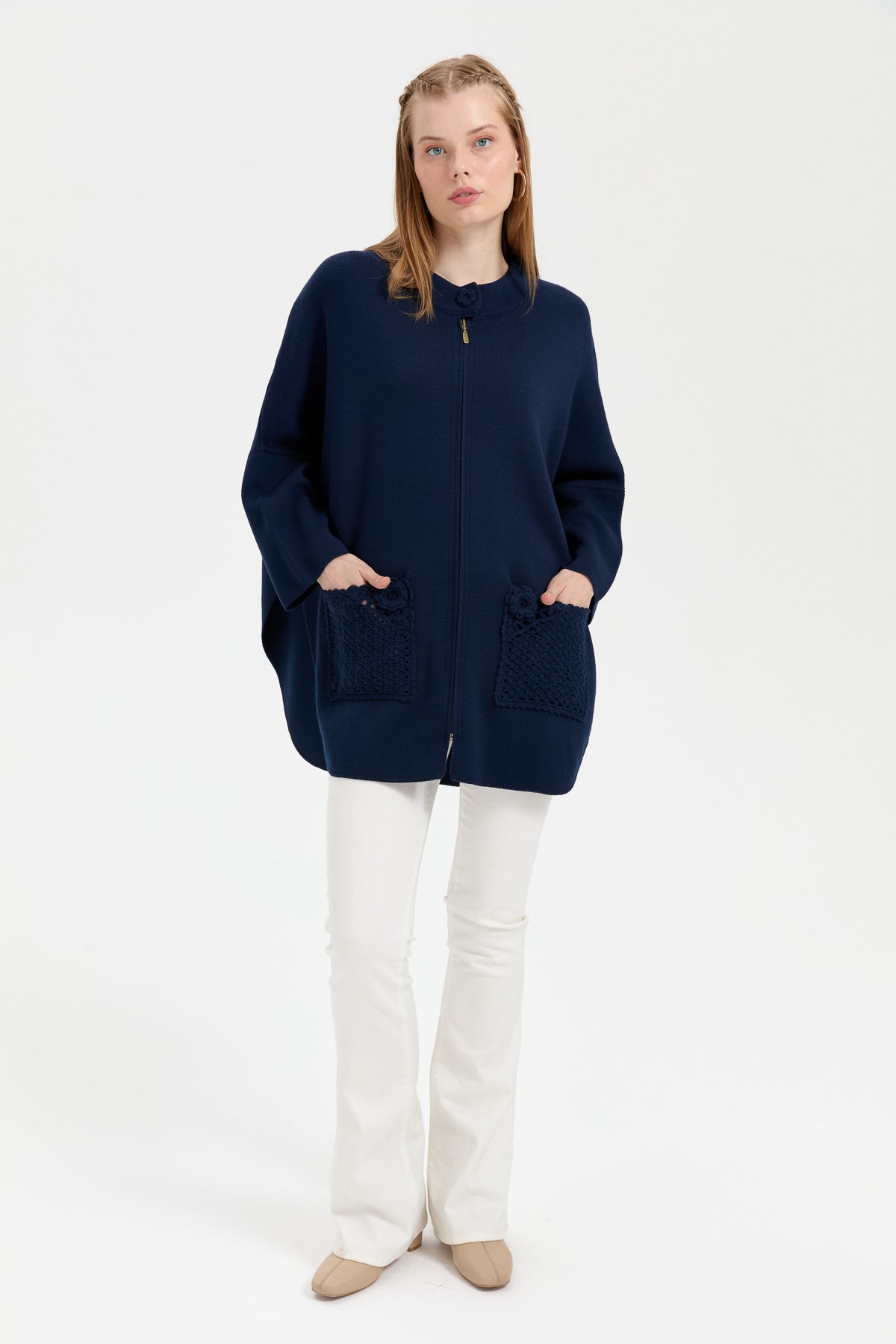 24059Kadın Dik Yaka Cebi Gül İşlemeli Fermuarlı Kısa Panço Lacivert