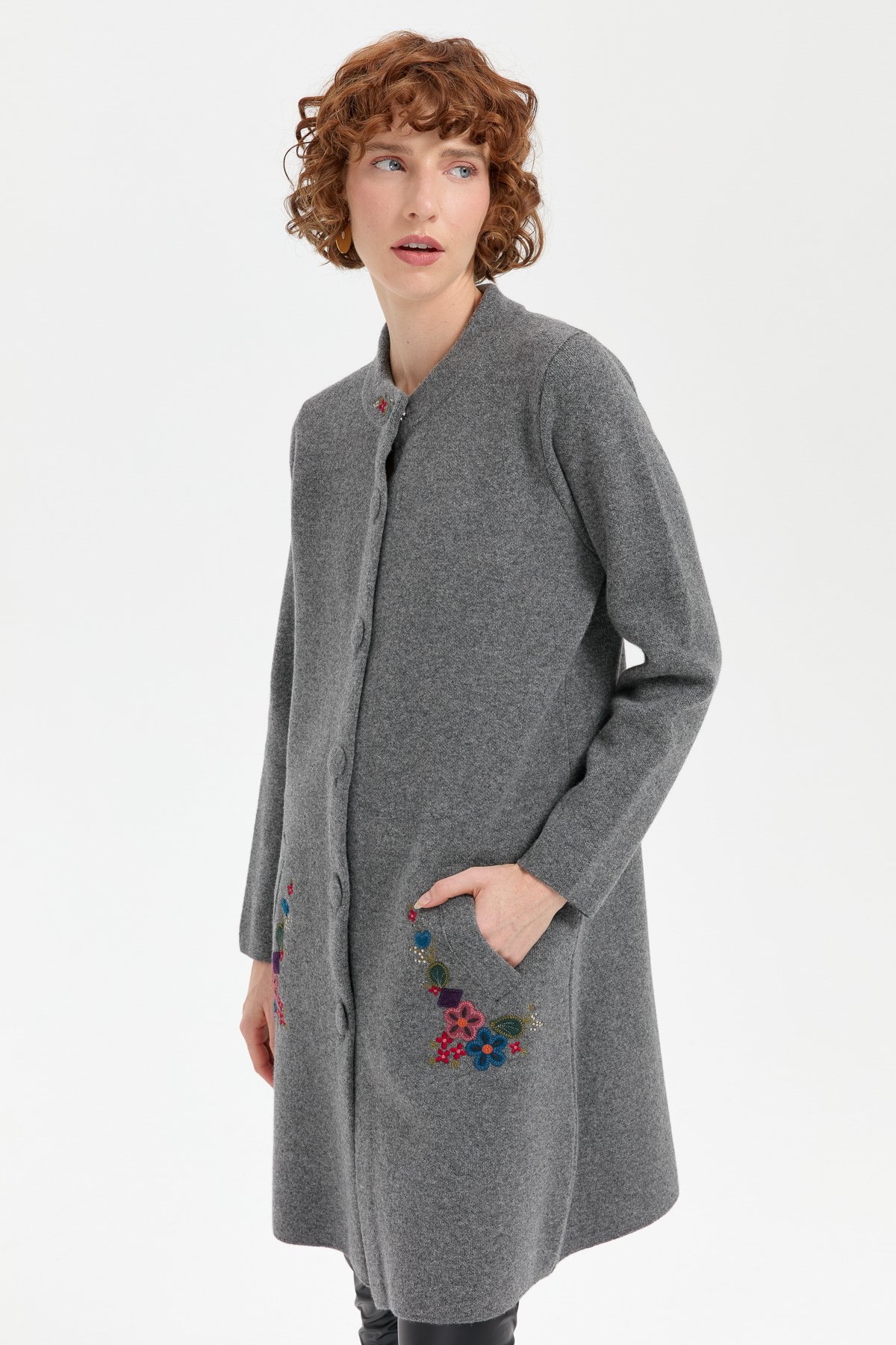 24012Kadın Dik Yaka Cebi İşlemeli Uzun Yün Kaban Füme