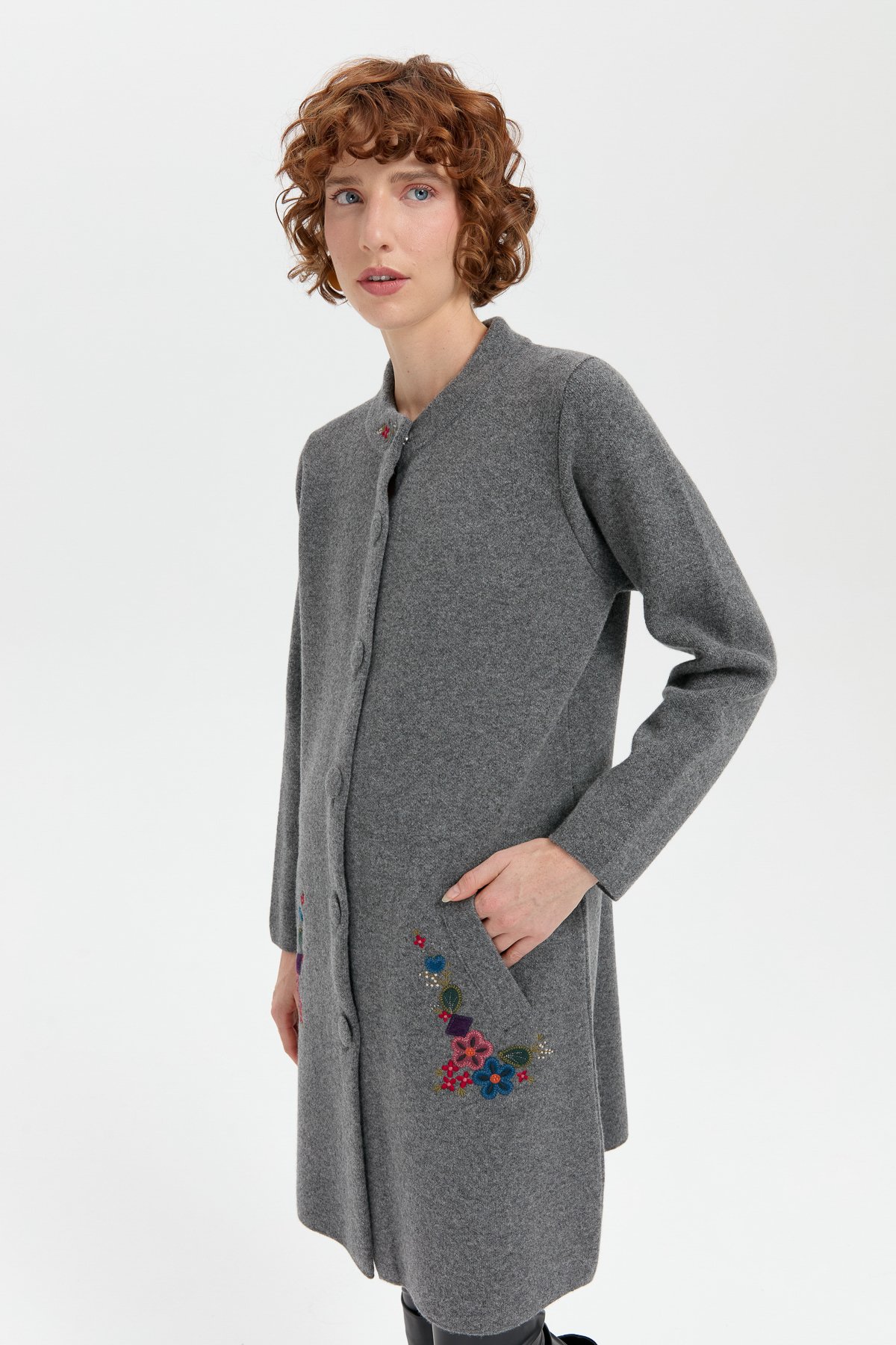 24012Kadın Dik Yaka Cebi İşlemeli Uzun Yün Kaban Füme