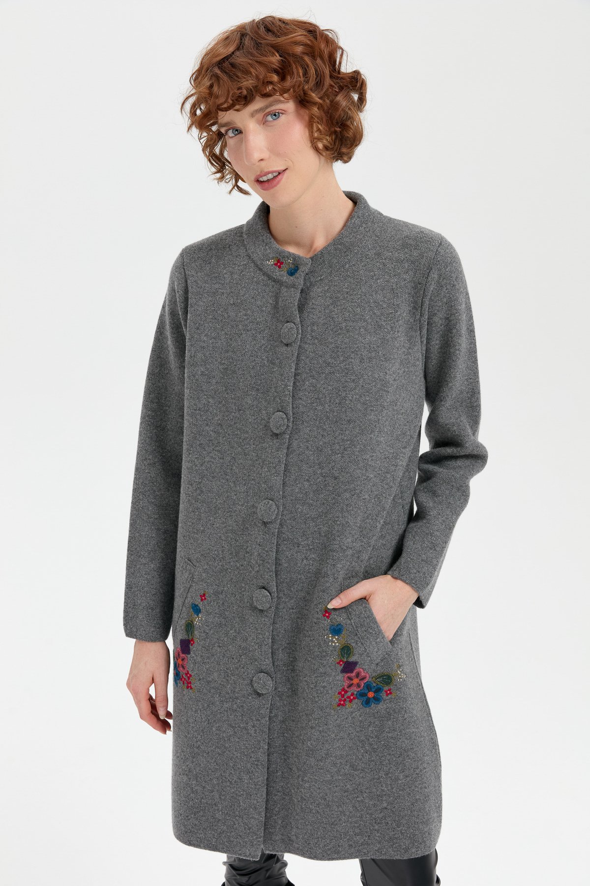 24012Kadın Dik Yaka Cebi İşlemeli Uzun Yün Kaban Füme