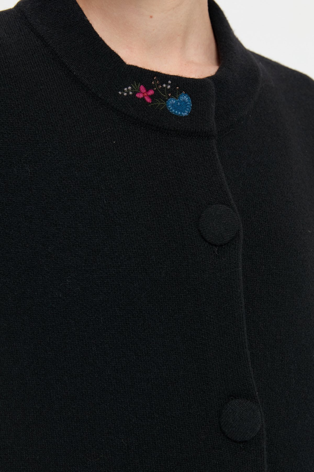 24012Kadın Dik Yaka Cebi İşlemeli Uzun Yün Kaban Siyah