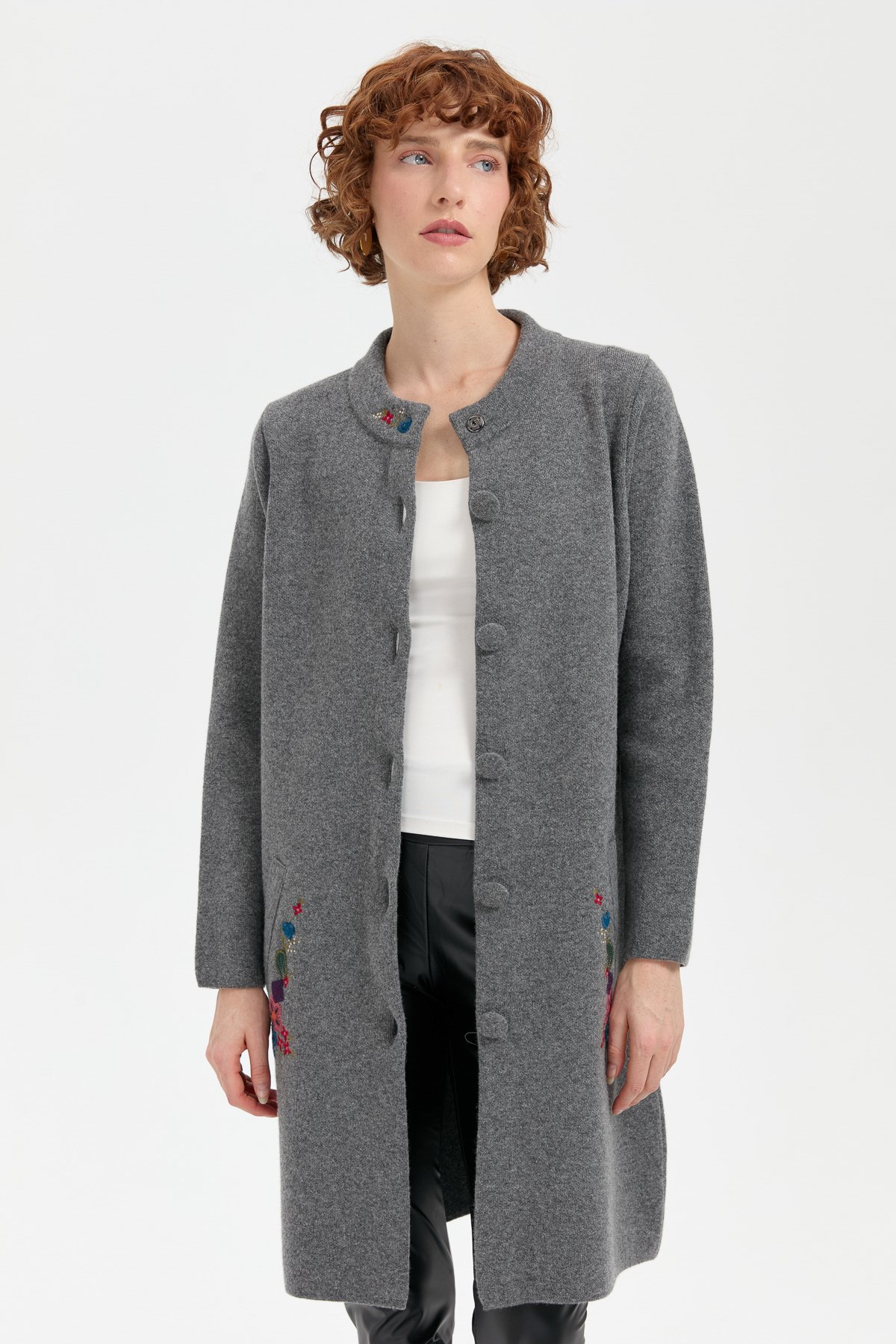 24012Kadın Dik Yaka Cebi İşlemeli Uzun Yün Kaban Füme