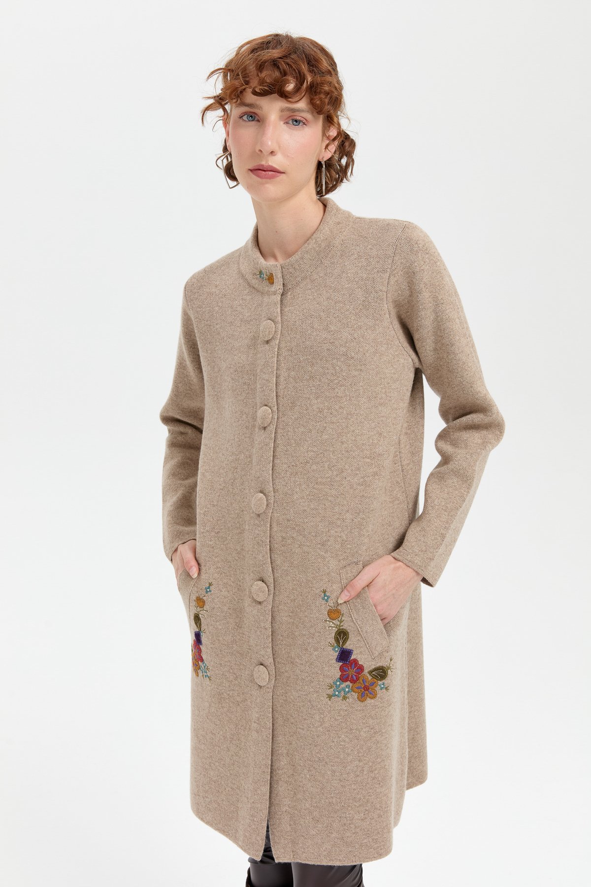 24012Kadın Dik Yaka Cebi İşlemeli Uzun Yün Kaban K.Bej