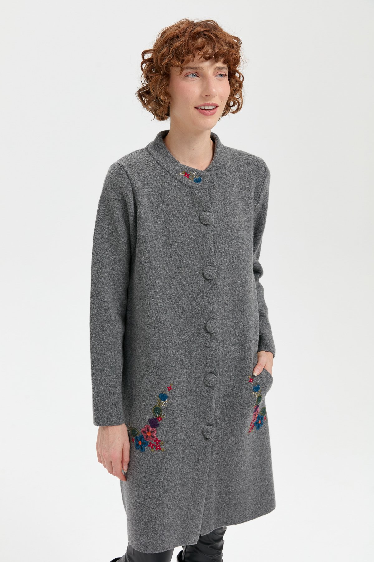 24012Kadın Dik Yaka Cebi İşlemeli Uzun Yün Kaban Füme