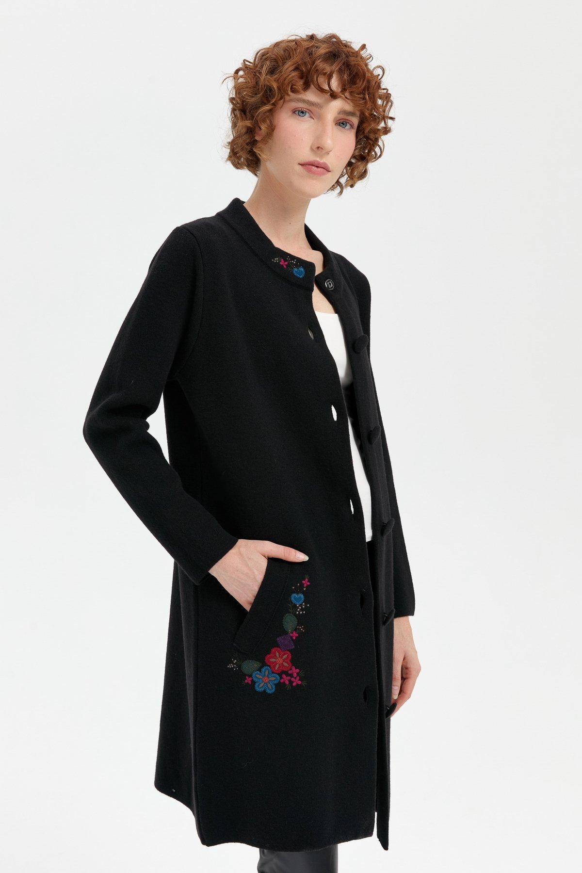 24012Kadın Dik Yaka Cebi İşlemeli Uzun Yün Kaban Siyah