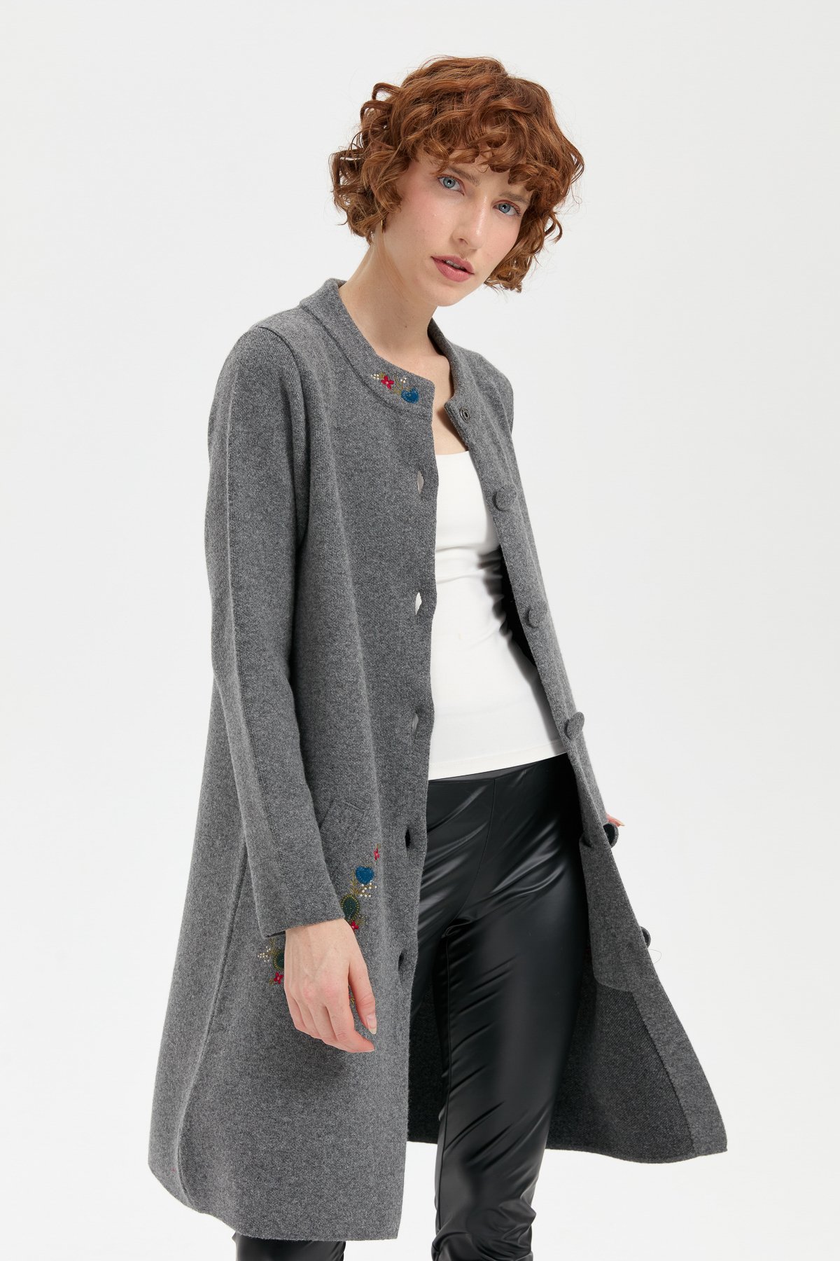 24012Kadın Dik Yaka Cebi İşlemeli Uzun Yün Kaban Füme