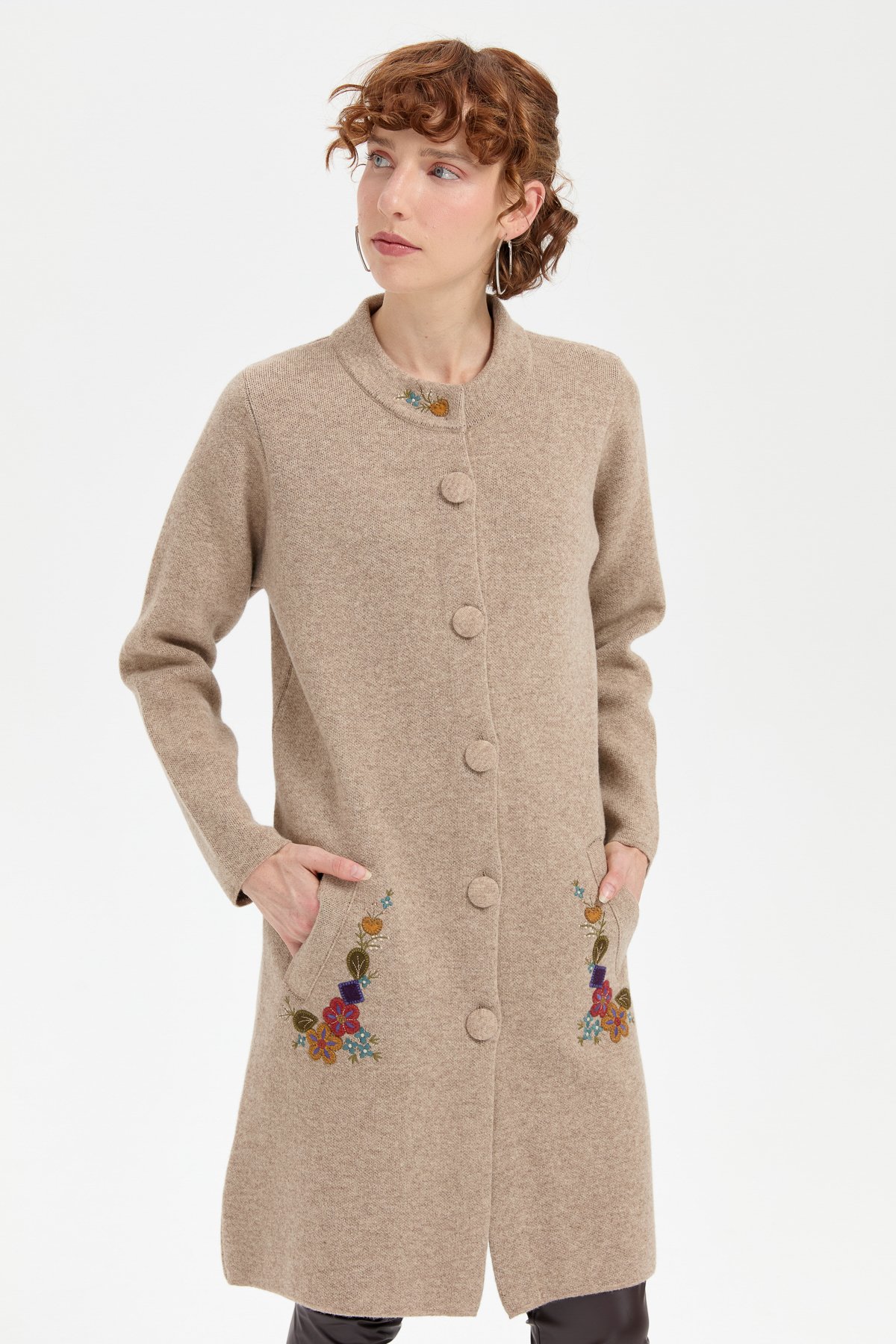 24012Kadın Dik Yaka Cebi İşlemeli Uzun Yün Kaban K.Bej