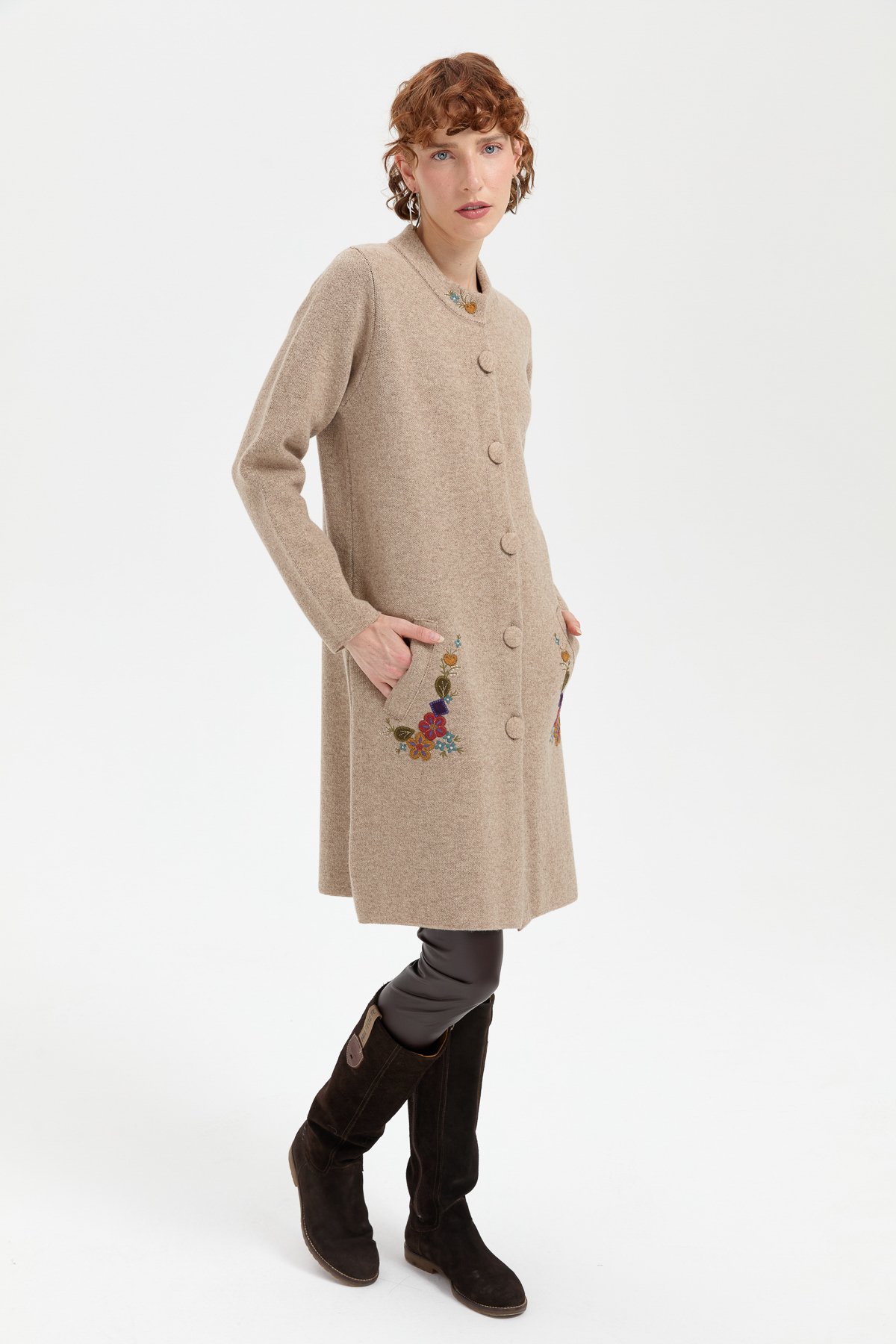 24012Kadın Dik Yaka Cebi İşlemeli Uzun Yün Kaban K.Bej