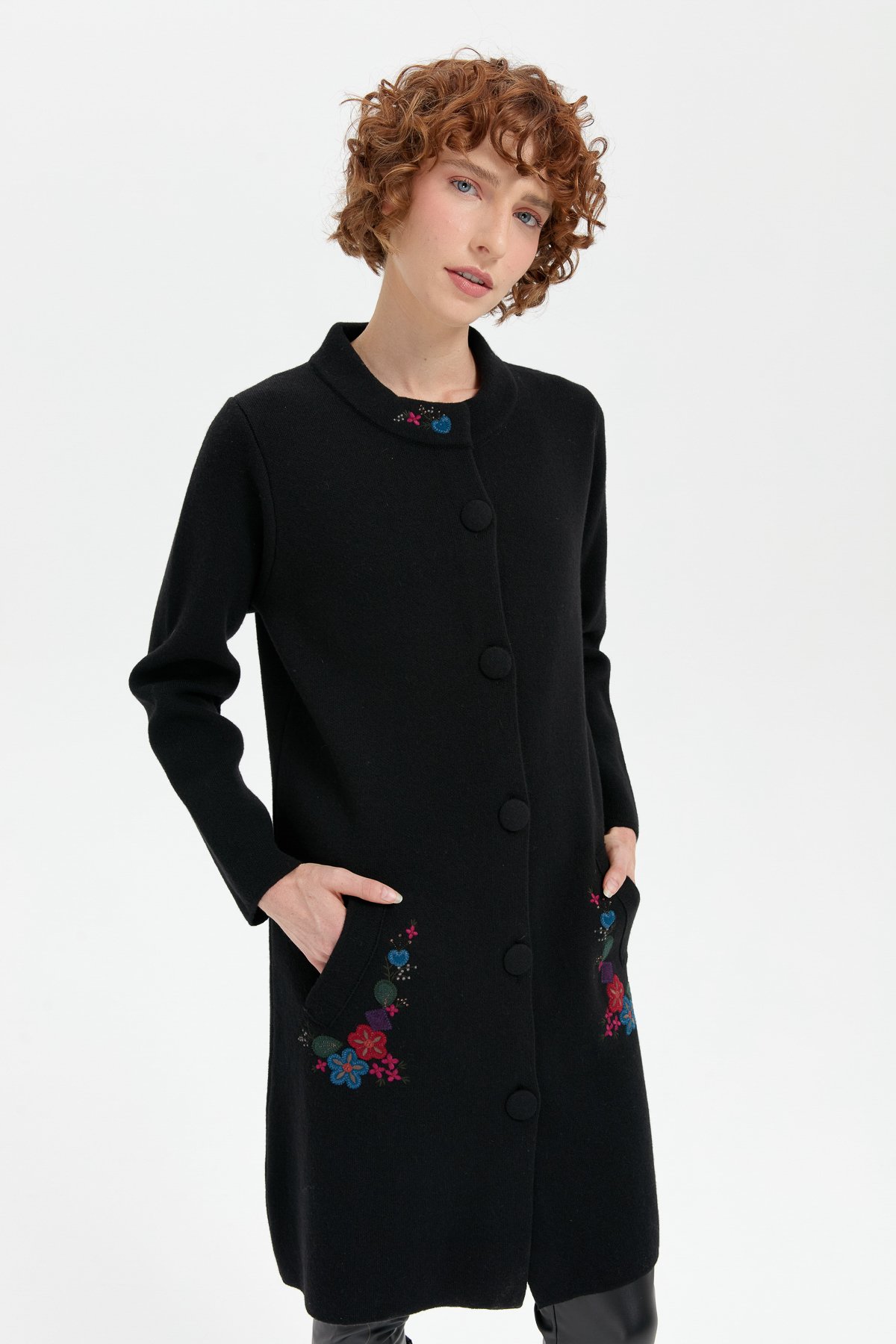 24012Kadın Dik Yaka Cebi İşlemeli Uzun Yün Kaban Siyah
