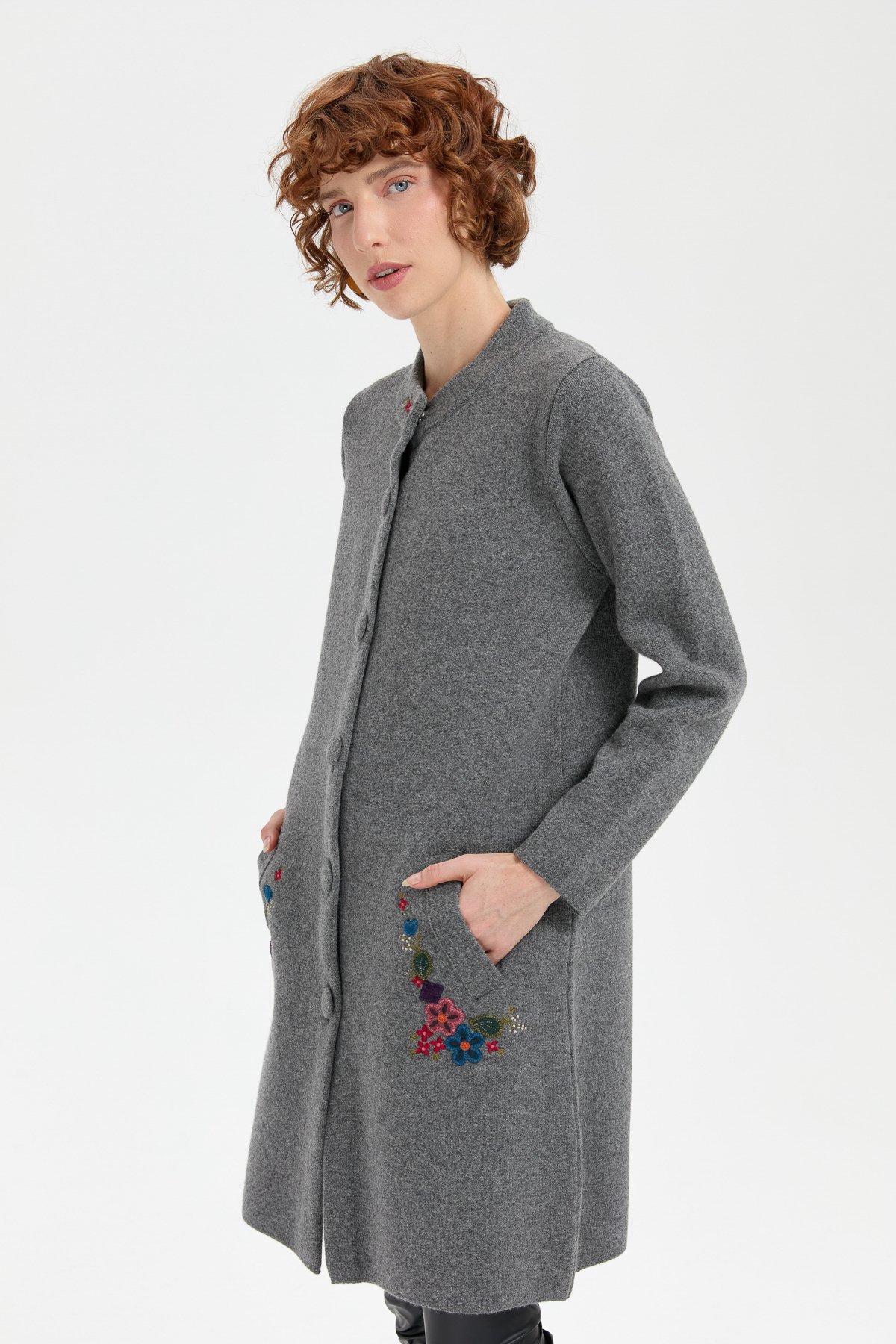 24012Kadın Dik Yaka Cebi İşlemeli Uzun Yün Kaban Füme