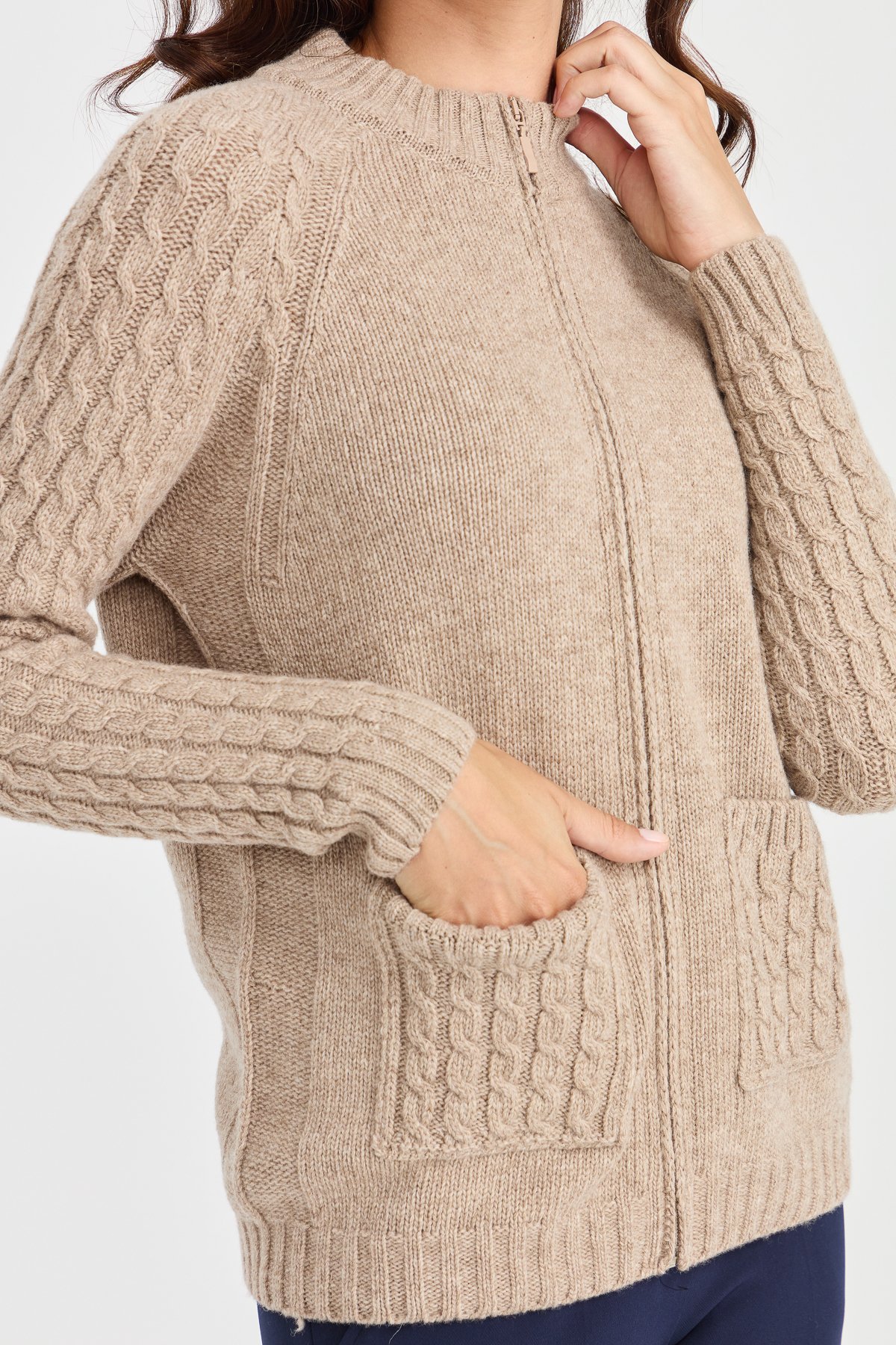 23203Kadın Dik Yaka Cebi ve Kolu Saç Örgü Yün Ceket K.Bej