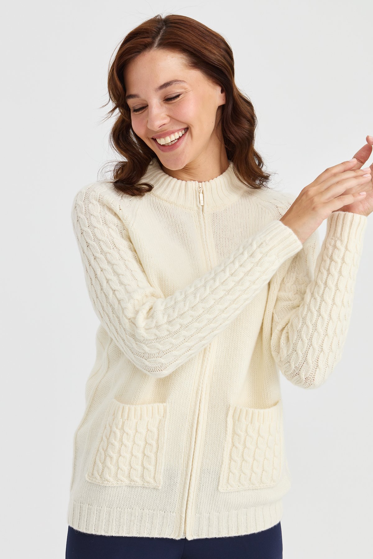 23203Kadın Dik Yaka Cebi ve Kolu Saç Örgü Yün Ceket Kemik