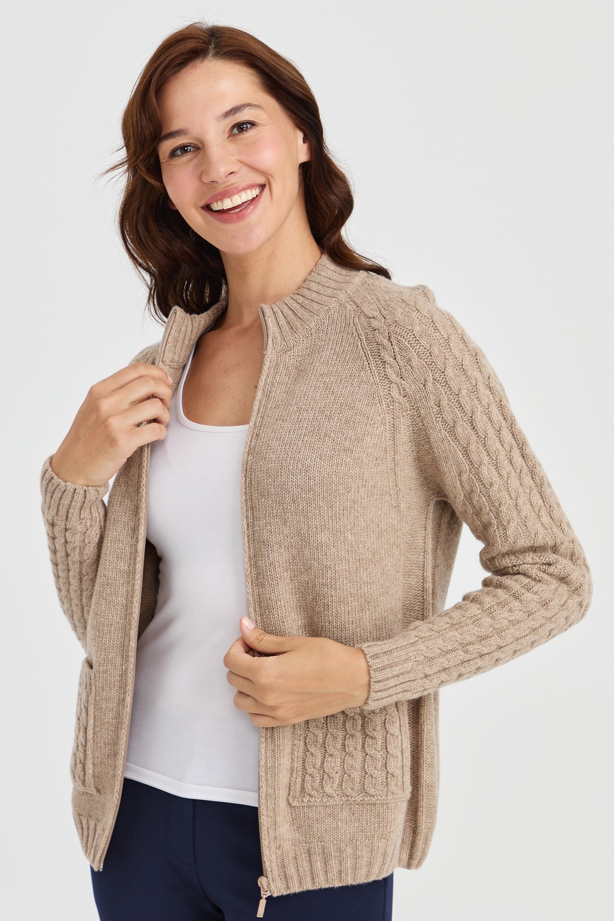 23203Kadın Dik Yaka Cebi ve Kolu Saç Örgü Yün Ceket K.Bej