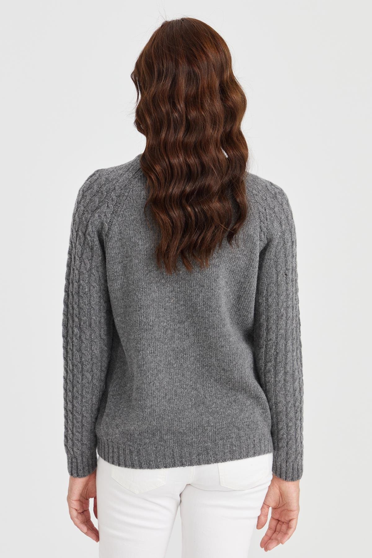 23203Kadın Dik Yaka Cebi ve Kolu Saç Örgü Yün Ceket Füme