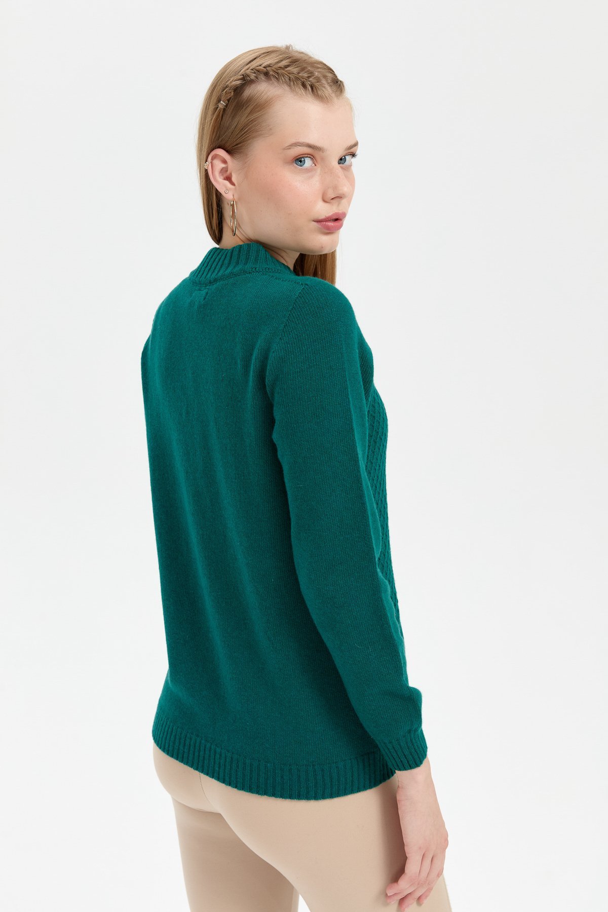 24218Kadın Dik Yaka Dikişsiz Önü Fermuarlı Yün Hırka K.Ö.başı