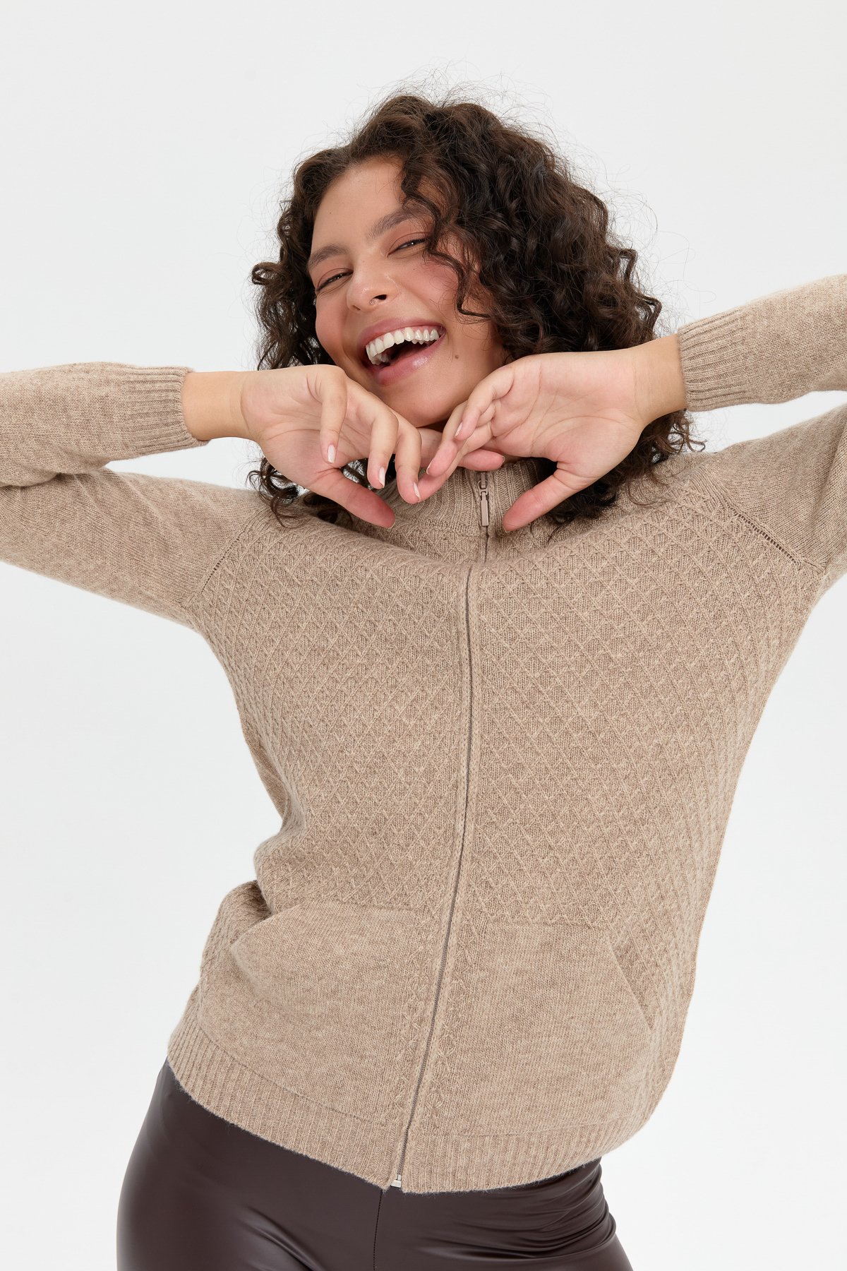 24218Kadın Dik Yaka Dikişsiz Önü Fermuarlı Yün Hırka K.Bej