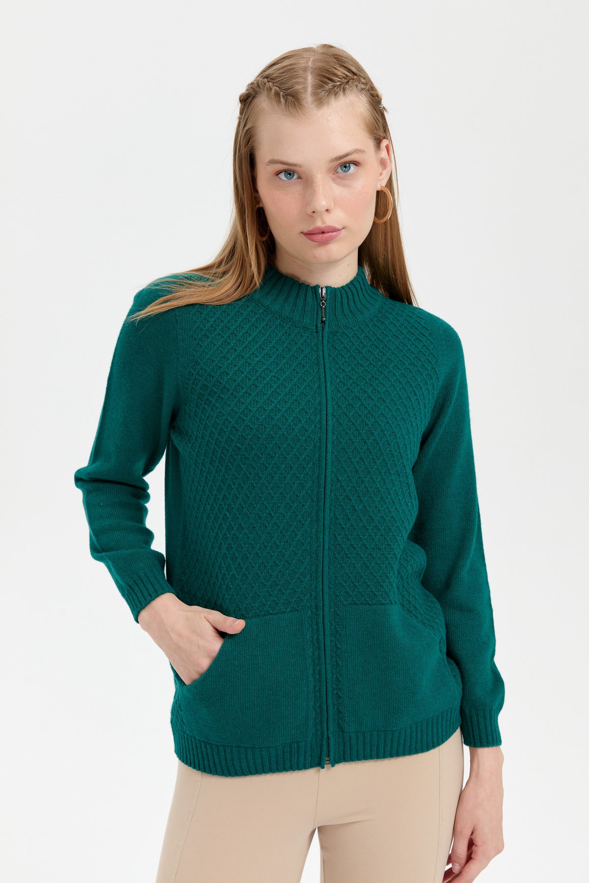 24218Kadın Dik Yaka Dikişsiz Önü Fermuarlı Yün Hırka K.Ö.başı