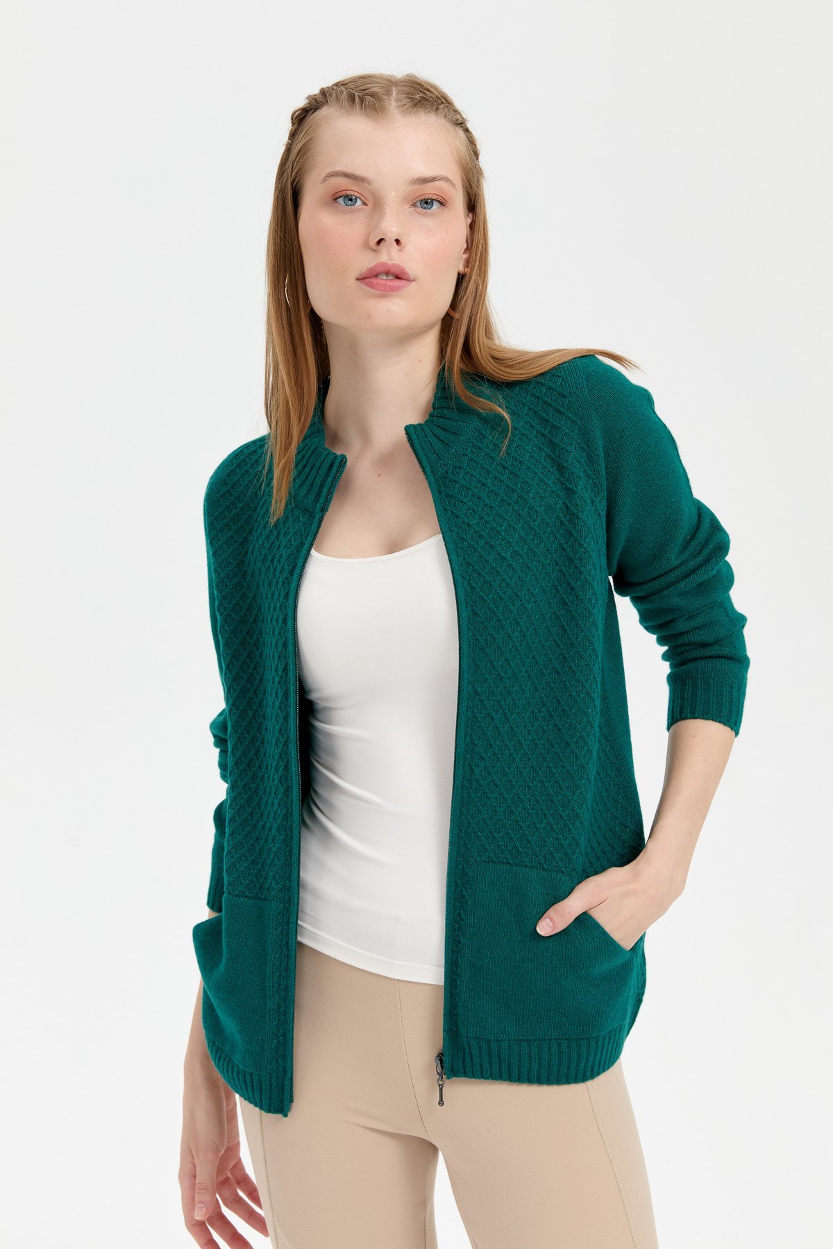 24218Kadın Dik Yaka Dikişsiz Önü Fermuarlı Yün Hırka K.Ö.başı