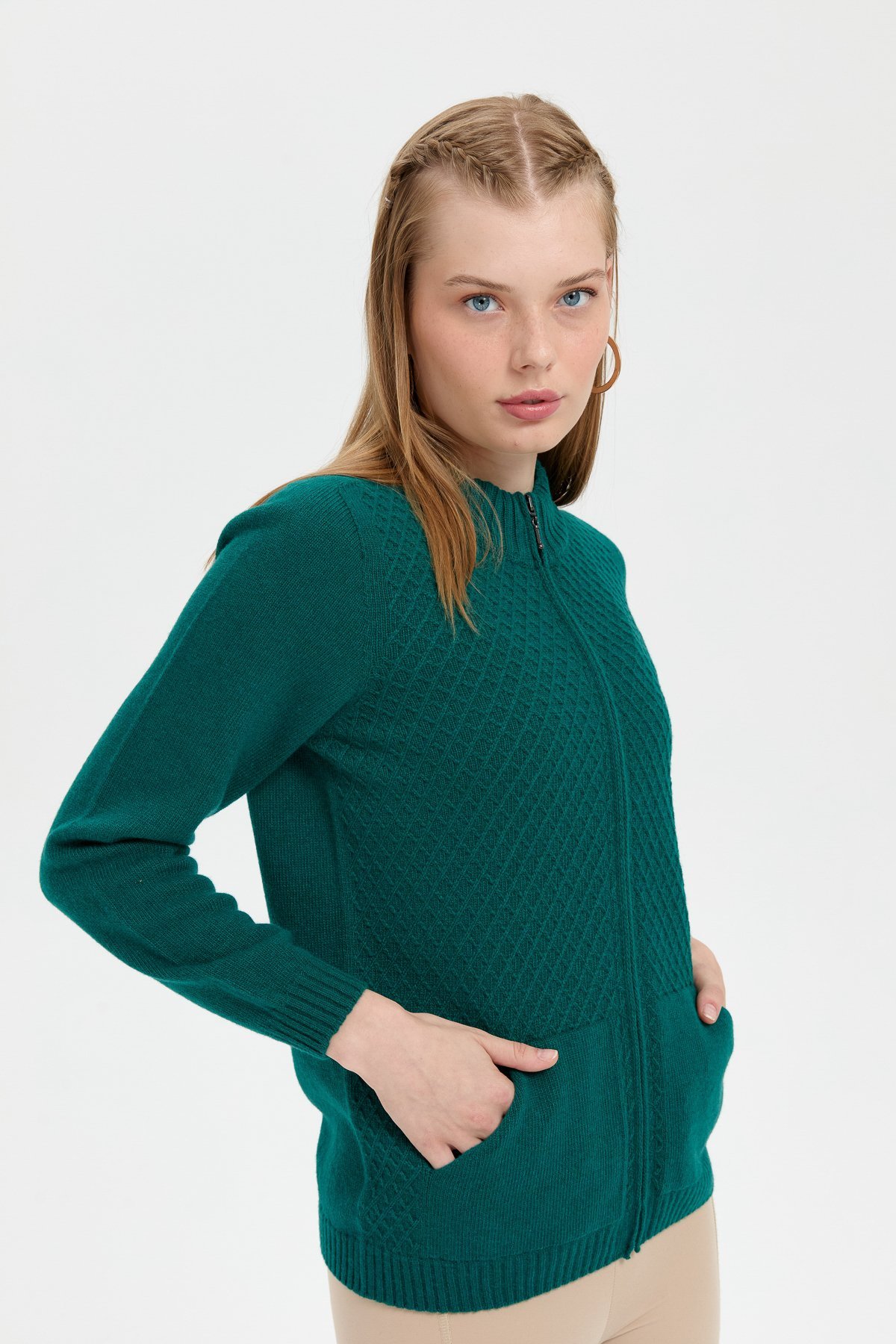 24218Kadın Dik Yaka Dikişsiz Önü Fermuarlı Yün Hırka K.Ö.başı