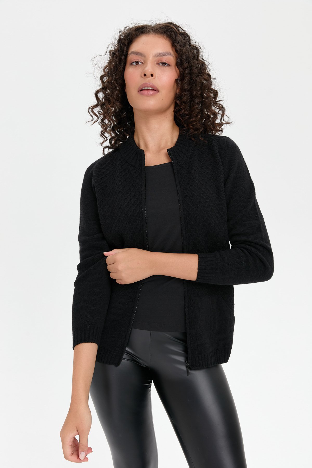 24218Kadın Dik Yaka Dikişsiz Önü Fermuarlı Yün Hırka Siyah