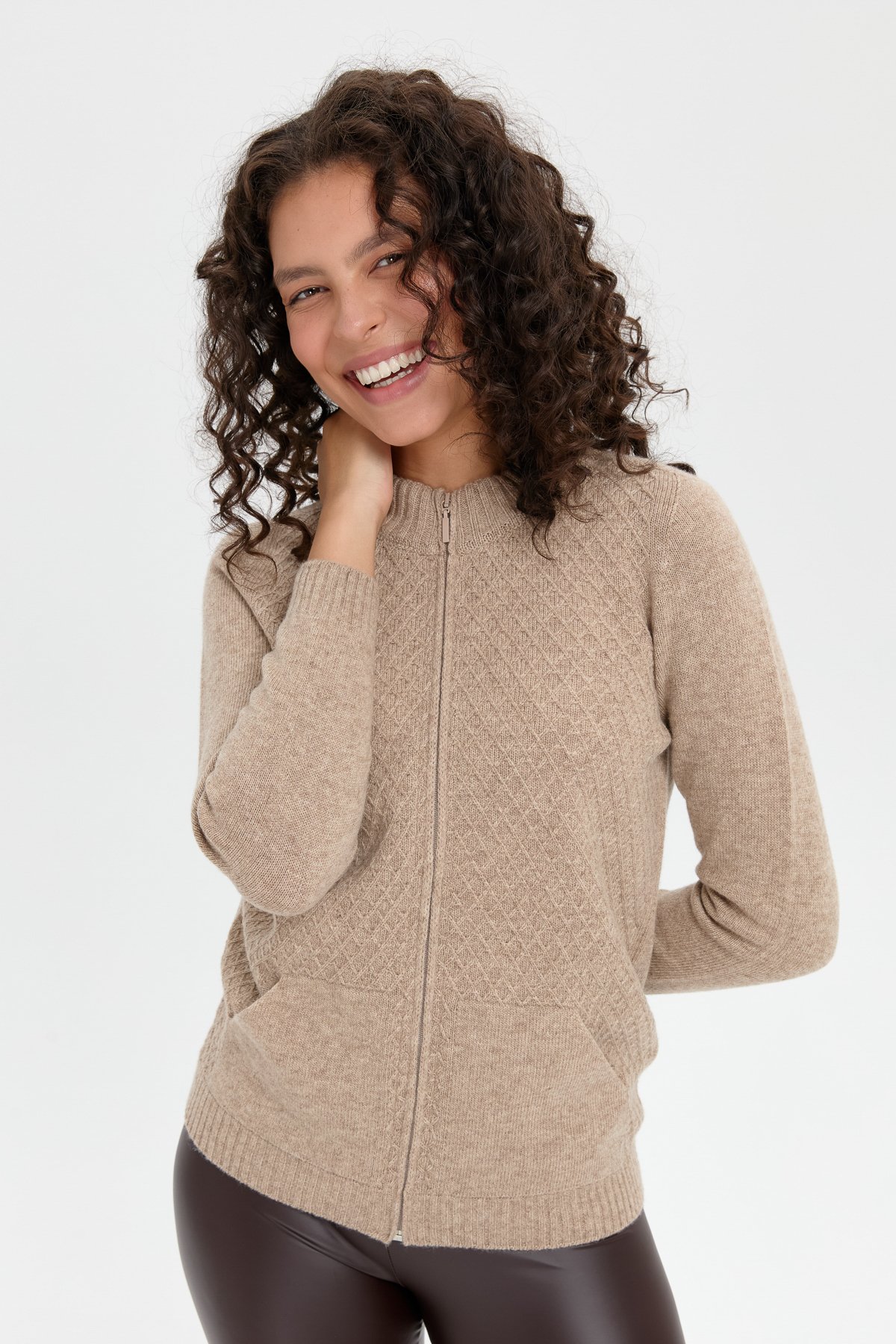 24218Kadın Dik Yaka Dikişsiz Önü Fermuarlı Yün Hırka K.Bej