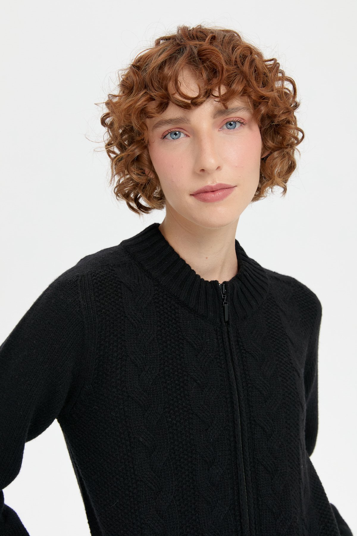 24268Kadın Dik Yaka Dikişsiz Önü Saç Örgülü Yün Hırka Siyah