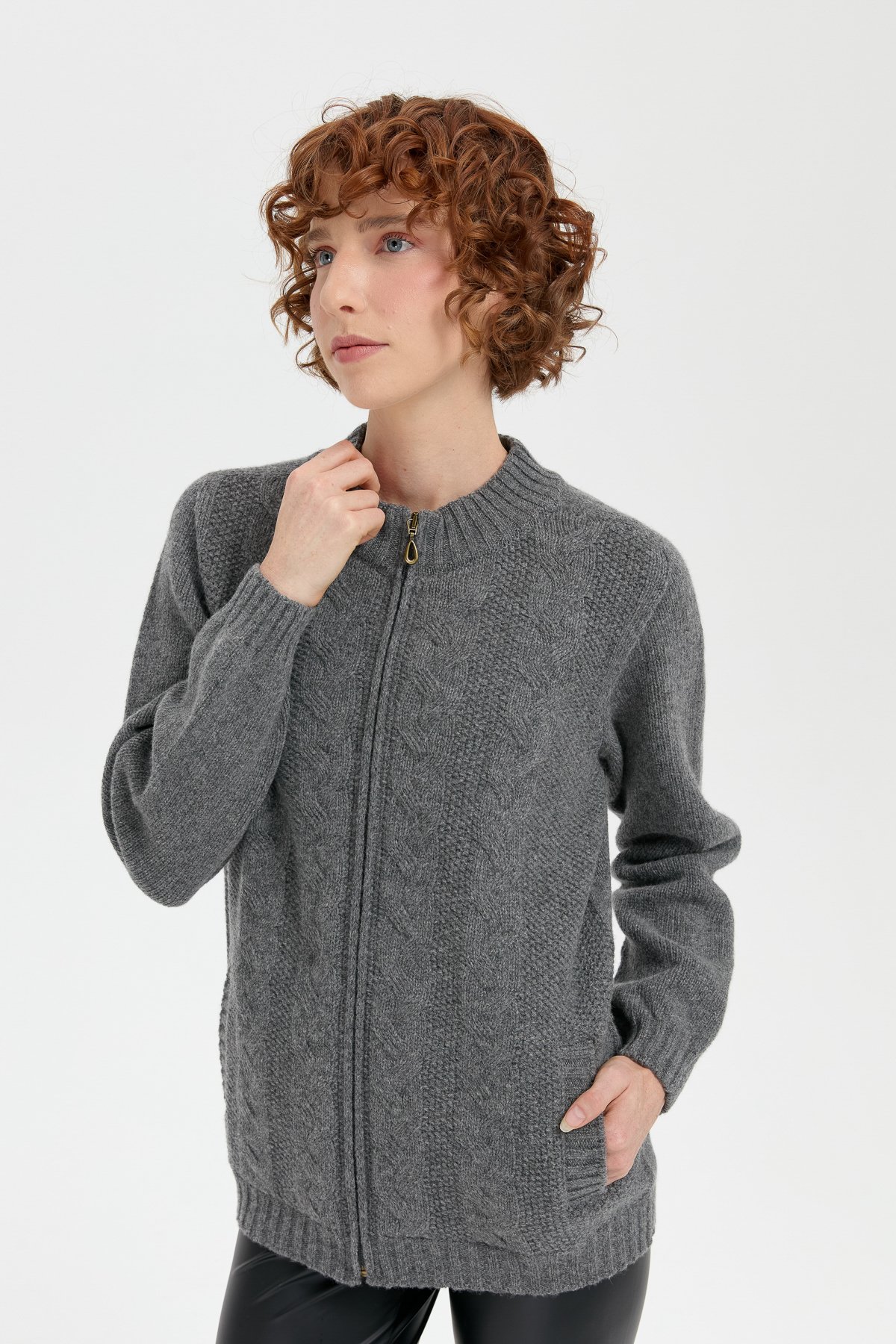 24268Kadın Dik Yaka Dikişsiz Önü Saç Örgülü Yün Hırka Füme