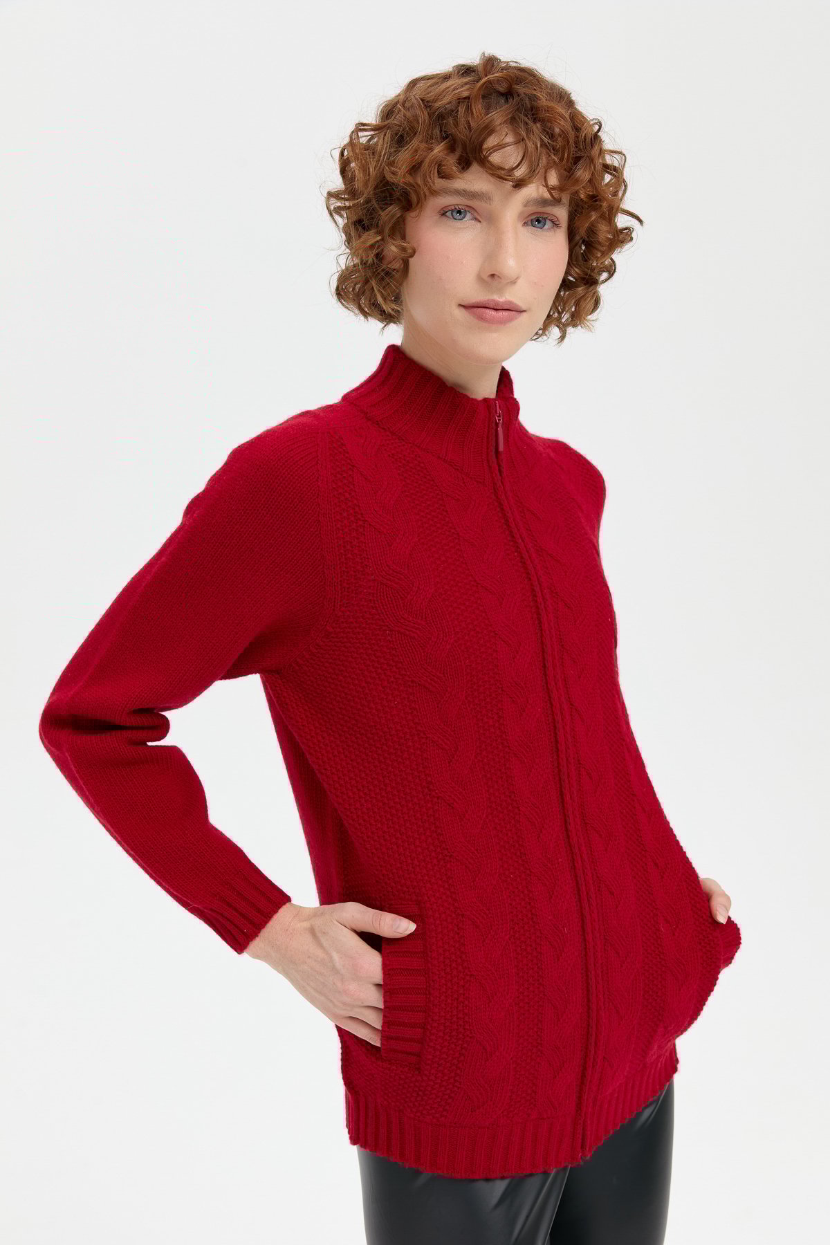 24268Kadın Dik Yaka Dikişsiz Önü Saç Örgülü Yün Hırka K.Kırmızı