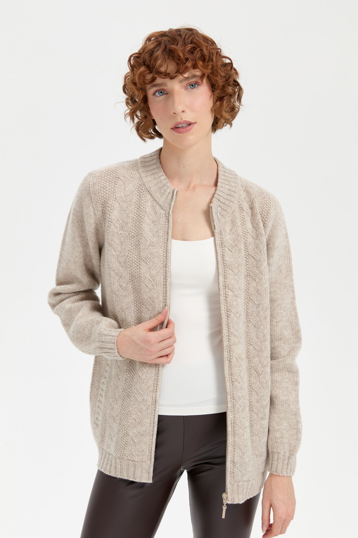 24268Kadın Dik Yaka Dikişsiz Önü Saç Örgülü Yün Hırka V.Bej