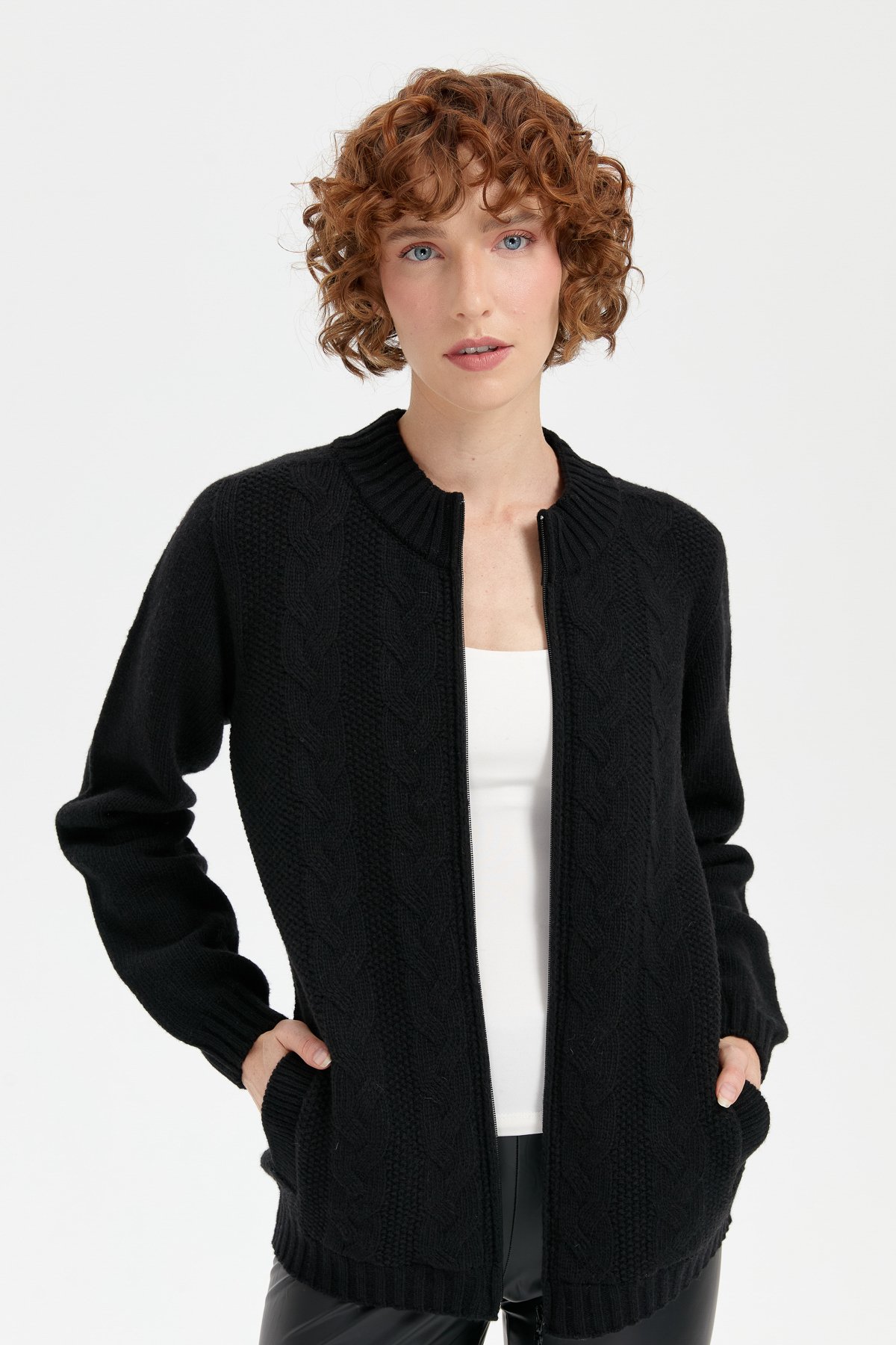 24268Kadın Dik Yaka Dikişsiz Önü Saç Örgülü Yün Hırka Siyah