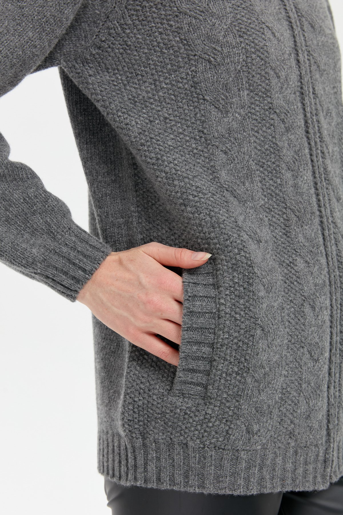 24268Kadın Dik Yaka Dikişsiz Önü Saç Örgülü Yün Hırka Füme