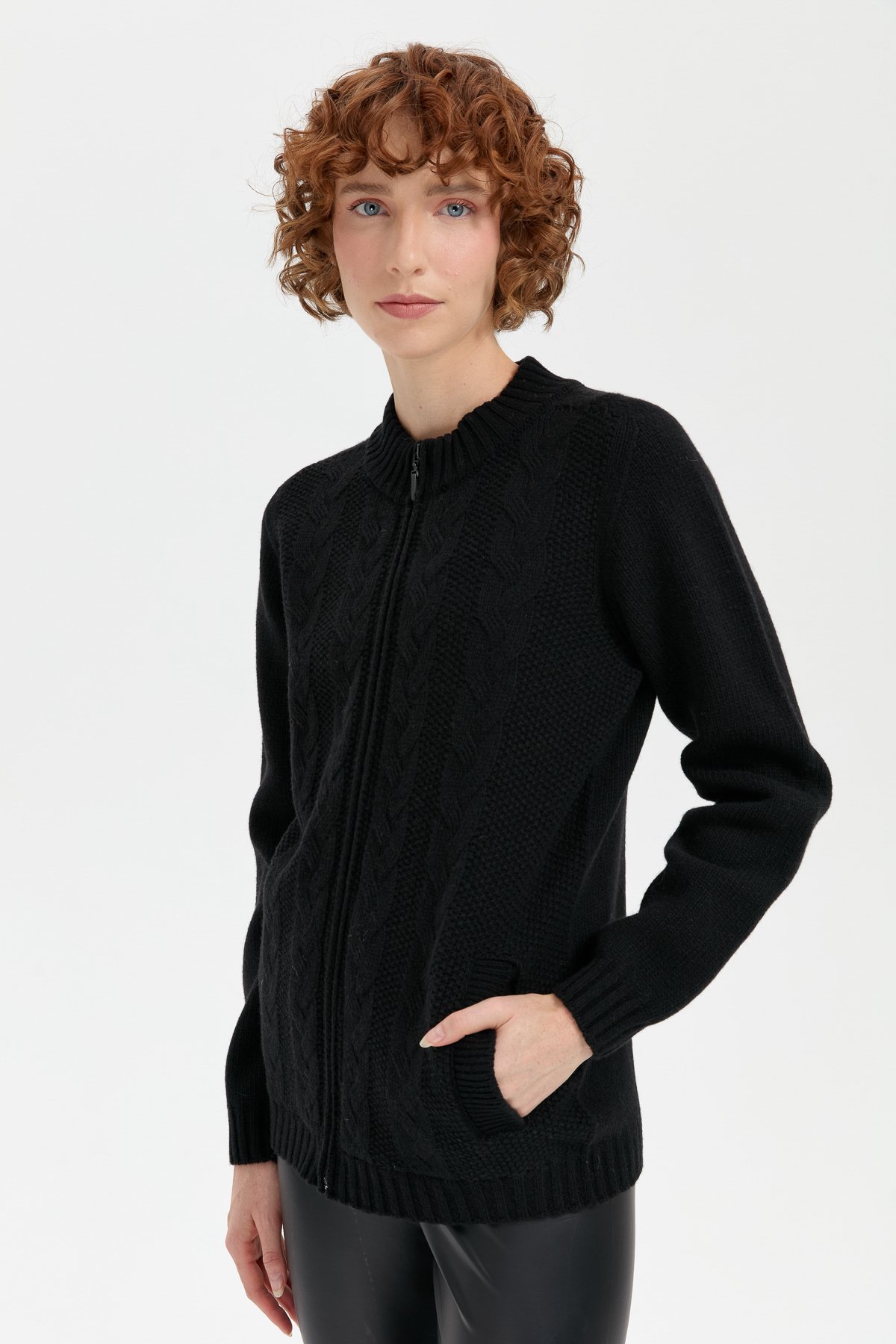 24268Kadın Dik Yaka Dikişsiz Önü Saç Örgülü Yün Hırka Siyah