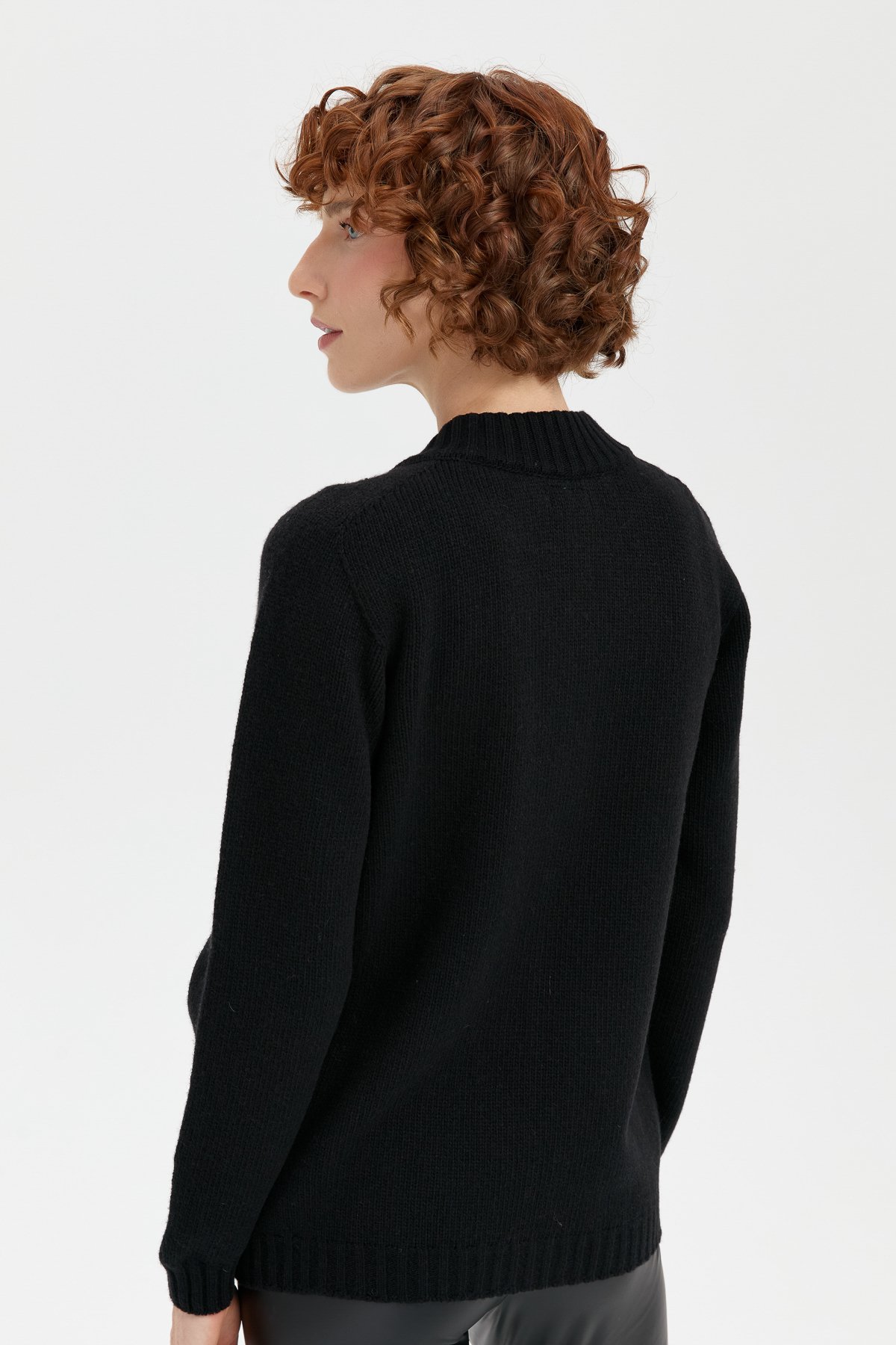 24268Kadın Dik Yaka Dikişsiz Önü Saç Örgülü Yün Hırka Siyah