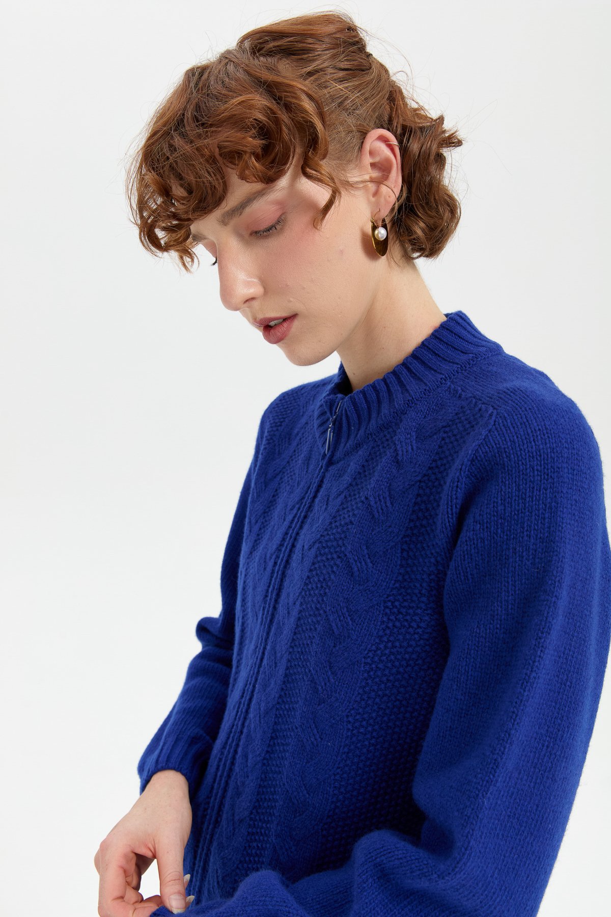 24268Kadın Dik Yaka Dikişsiz Önü Saç Örgülü Yün Hırka K.S.Mavi
