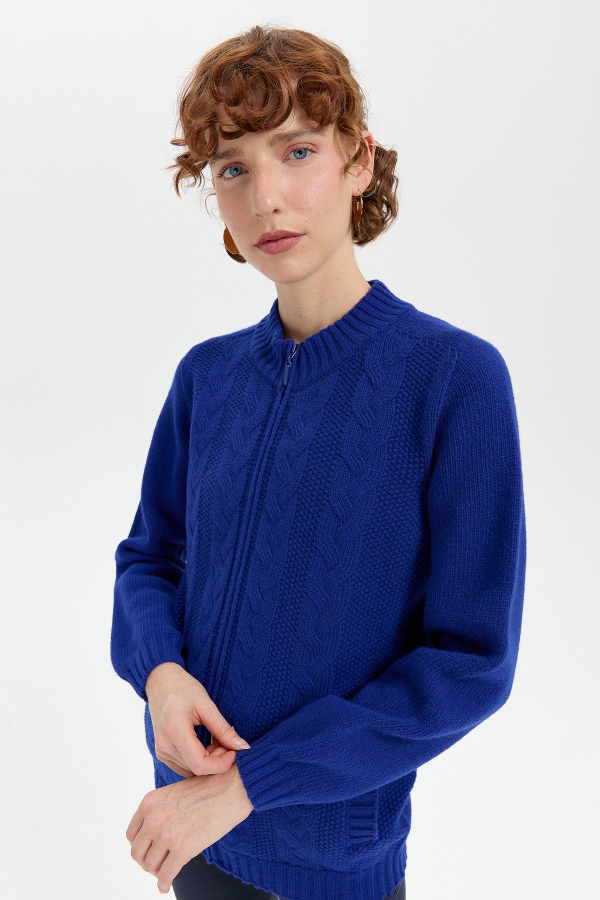 24268Kadın Dik Yaka Dikişsiz Önü Saç Örgülü Yün Hırka K.S.Mavi