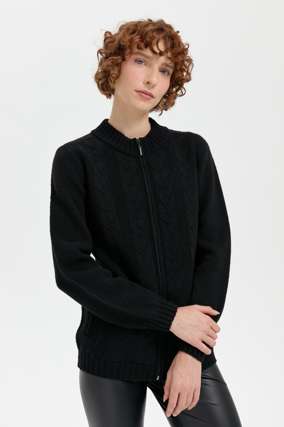 24268Kadın Dik Yaka Dikişsiz Önü Saç Örgülü Yün Hırka Siyah